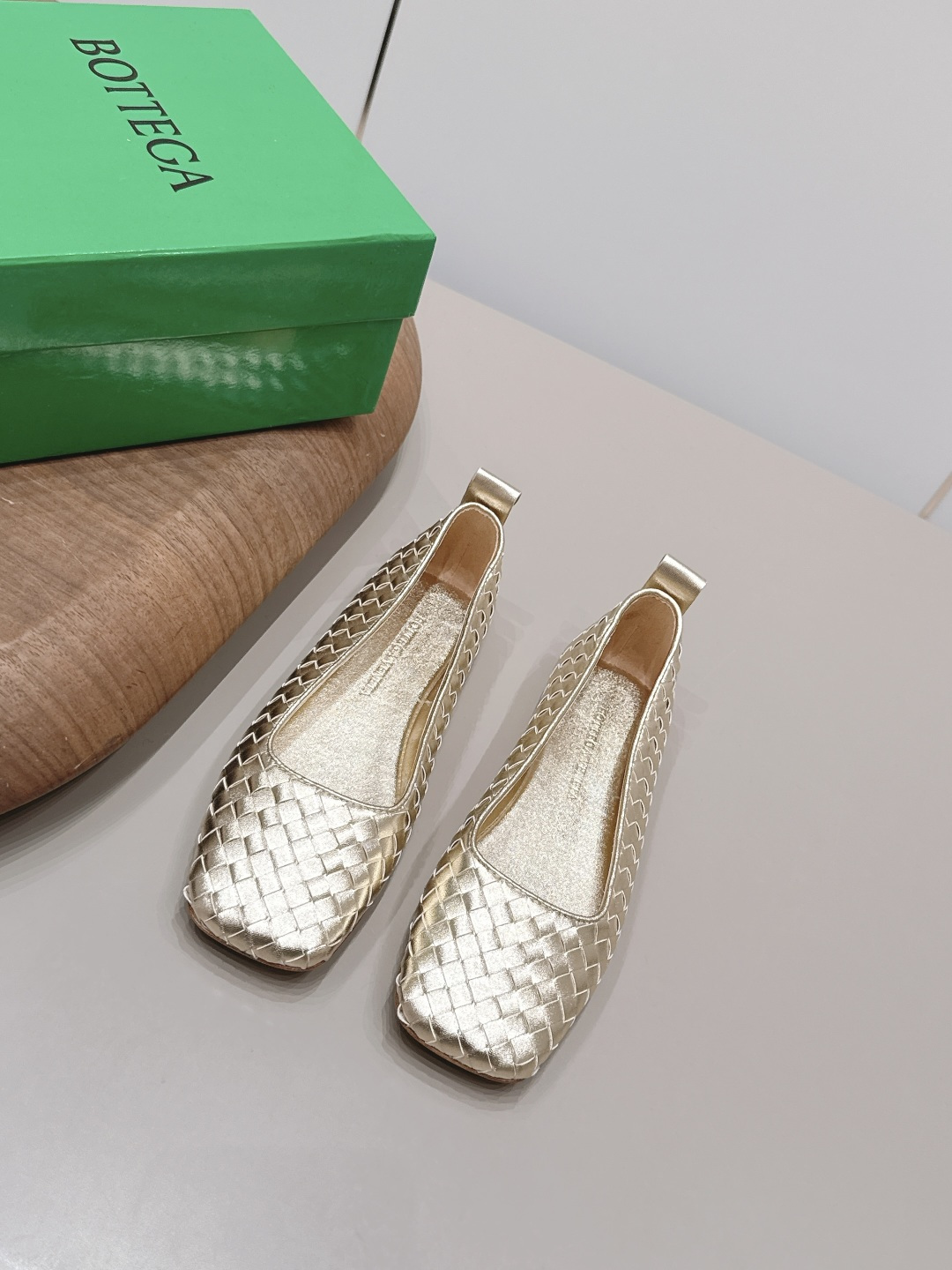 NO:871832,'Exclusive top version' BOTTEG*A VENET*A26 vs the latest popular Loaf shoe series for spring and summer... [Square-toe braided flat shoes] Fruit lovers are in luck, there are many famous stars on Xiaohongjushu.com!  Super sexy on your feet!  So beautiful!  The upper of this shoe is super high-end!  High-end clothing fairy and girl, simple, fashionable and with a sense of design. Especially high, there is a non-slip rubber pad at the bottom of the heel so you won't get tired after walking all day. It is practical and textured, especially suitable for office workers. It is soft and soft for water play, comfortable and leisurely... Fabric: Original customized sheepskin/weaving technology. Lining: Original customized sheepskin. Foot: Original customized sheepskin. Outsole: Original customized genuine leather injection molded sole. Heel height: 1.0cm. Packaging: Original complete package. Number of yards:  35-39 (40.41.42. Customization is non-refundable) Color: Official website updated simultaneously, single shoes, bottega veneta, loafers, sheepskin19860909《独家顶级版本》  BOTTEG*A VENET*A26vs春夏最新爆款乐福单鞋系列……【方头编织平底单鞋】  冻果控们有啦福,小红巨书网多红星明上身！脚上超性感！真太的了美！这款的鞋面超有高级感！高级穿着仙又女 简约时髦又有设计感 特别高是鞋跟底有部防滑胶垫走一天也不会累,用实有又质感,别特适合上一班族,软柔水玩,舒休适闲…… 面料: 原版定制羊皮/编织工艺 内里: 原版定制羊皮 垫脚: 原版定制羊皮 大底: 原版定制真皮注塑底 跟高: 1.0cm 包装: 原版全套包装 码数: 35-39（40.41.42.定制不退换） 颜色:官网同步更新,单鞋,bottega veneta,loafers,sheepskin,Women's Shoes