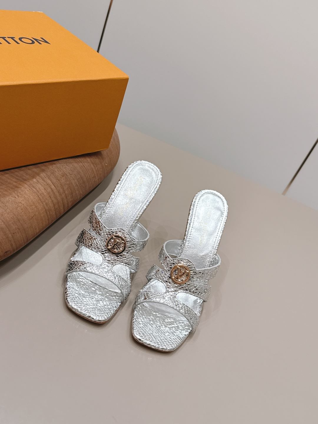 NO:871781,: 'Exclusive top version' LV donkey brand 2026 vs spring and summer Paris purchasing latest popular fashion sandals series... [Square-toe label buckle high-heeled sandals] Original buckle molding comes with original logo. Super dazzling. It looks high-end and classy at first glance, making you stand out - MATERIAL Material - Fabric: Original custom sheepskin/label buckle Lining: Original custom sheepskin Foot: Original custom sheepskin Outsole:  Original customized genuine leather outsole Heel height: 9.5cm Packaging: Original full set of packaging Number of yards: 35-39 (40.41. Customization is not returnable) Color: Official website updated simultaneously, high heels and slippers, louis vuitton, sandals, high heels, slippers, sheepskin, Leather soles19860909: 《独家顶级版本》 LV驴牌2026vs春夏夏巴黎代购最新爆款时装凉鞋系列……【方头标扣高跟凉拖】 原版扣开模 附带原版logo 超级炫美 一眼看上去就高端大气上档次,让你齁的柱所以主场 - MATERIAL 材质 - 面料: 原版定制羊皮/标扣 内里: 原版定制羊皮 垫脚: 原版定制羊皮 大底: 原版定制真皮大底 跟高: 9.5cm 包装: 原版全套包装 码数: 35-39（40.41.定制不退换） 颜色:官网同步更新,高跟鞋拖鞋,louis vuitton,sandals,high heels,slippers,sheepskin,Leather soles,Women's Shoes