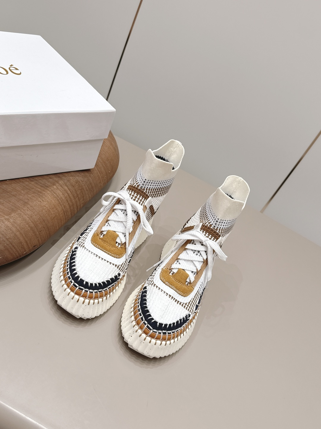 NO:871757,: 'Exclusive top version' ChIoe Chloe 2026 vs the latest casual popular series in spring and summer... [Flying woven thick-soled casual shoes] Original soles, all hand-threaded, all positions are just right, Internet celebrity hot style, top leisure vacation series. Big coffee and Internet celebrities unanimously pursue this style, and it is even out of stock. It is hard to find. An indispensable single item slippers in midsummer, very attractive and fashionable sports style on the feet, show your elegance, lightness, slimming, and white feet in your way...  Fabric: Original customized cowhide/fly weave Lining: Original customized sheepskin Foot pads: Original customized sheepskin Outsole: Original open mold foaming sole Packaging: Original complete package Number of yards: 35-39 (40.41. Customization is non-refundable) Color: Official website updated simultaneously, casual shoes/sports shoes, sneakers, slippers, sheepskin19860909: 《独家顶级版本》 ChIoe克洛伊2026vs春夏最新休闲爆款系列……【飞织厚底休闲鞋】  原版鞋底,全手工穿线,所有的位置刚刚好 ,网红爆款,顶级休闲度假系列 大咖网红一致追求此款,更是断货一度难求 盛夏不可缺少的单品拖鞋,上脚极具吸引时髦运动风尚,以你的方式彰显你的优雅、轻便、显瘦、显脚白… 面料: 原版定制牛猄/飞织 内里: 原版定制羊皮 垫脚: 原版定制羊皮 大底: 原版开模发泡成型底 包装: 原版全套包装 码数: 35-39（40.41.定制不退换） 颜色:官网同步更新,休闲鞋/运动鞋,sneakers,slippers,sheepskin,Women's Shoes