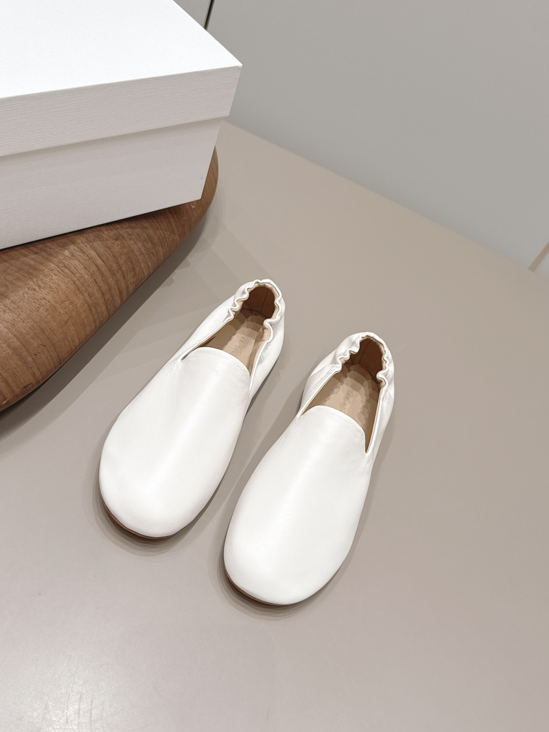NO:871748,: 'Exclusive top version' THE ROW niche trendy brand 26 vs early spring new Loaf single shoe series... [Round-toe flat shoes] The original version has better comfort and wrapping than the original version. It is full of personality and easy to match with various styles of clothes... Fabric: Original customized sheepskin Lining: Original customized sheepskin Foot pads: Original customized sheepskin Outsole: Original customized genuine leather sole Heel height: 0.8cm Packaging: Original full set of packaging, code number:  35-39 (40. Customization is non-returnable) Colors are updated simultaneously on the official website, single shoes, loafers, sheepskin19860909: 《独家顶级版本》 THE ROW小众潮牌26vs早春新款乐福单鞋系列……【圆头平底单鞋】 原版一比一打造舒适度、包裹性都比较好.个性十足,很好驾驭各种风格衣服搭配…… 面料: 原版定制羊皮 内里: 原版定制羊皮 垫脚: 原版定制羊皮 大底: 原版定制真皮底 跟高: 0.8cm 包装: 原版全套包装, 码数: 35-39（40.定制不退换） 颜色官网同步更新,单鞋,loafers,sheepskin,Women's Shoes