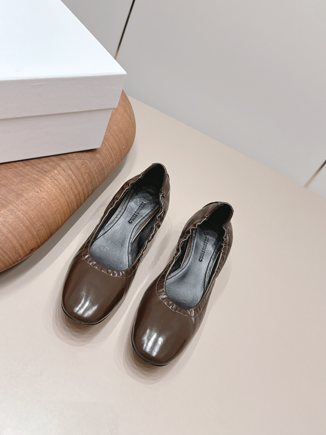 NO:871739,: 'Exclusive top version' PHOEBE PHILO niche trendy brand 26 vs early spring new Loaf single shoe series... [Round-toe wrinkled single shoes] The original version is better in comfort and wrapping. It is full of personality and easy to match with various styles of clothes... Fabric: Original customized sheepskin Lining: Original customized sheepskin Foot pads: Original customized sheepskin Outsole: Original customized genuine leather sole Heel height: 4.5cm Packaging: Original full set of packaging  Size: 35-39 (40. Customization is non-returnable) Colors are updated simultaneously on the official website, single shoes, loafers, sheepskin19860909: 《独家顶级版本》 PHOEBE PHILO小众潮牌26vs早春新款乐福单鞋系列……【圆头拉皱单鞋】 原版一比一打造舒适度、包裹性都比较好.个性十足,很好驾驭各种风格衣服搭配…… 面料: 原版定制羊皮 内里: 原版定制羊皮 垫脚: 原版定制羊皮 大底: 原版定制真皮底 跟高: 4.5cm 包装: 原版全套包装 码数: 35-39（40.定制不退换） 颜色官网同步更新,单鞋,loafers,sheepskin,Women's Shoes