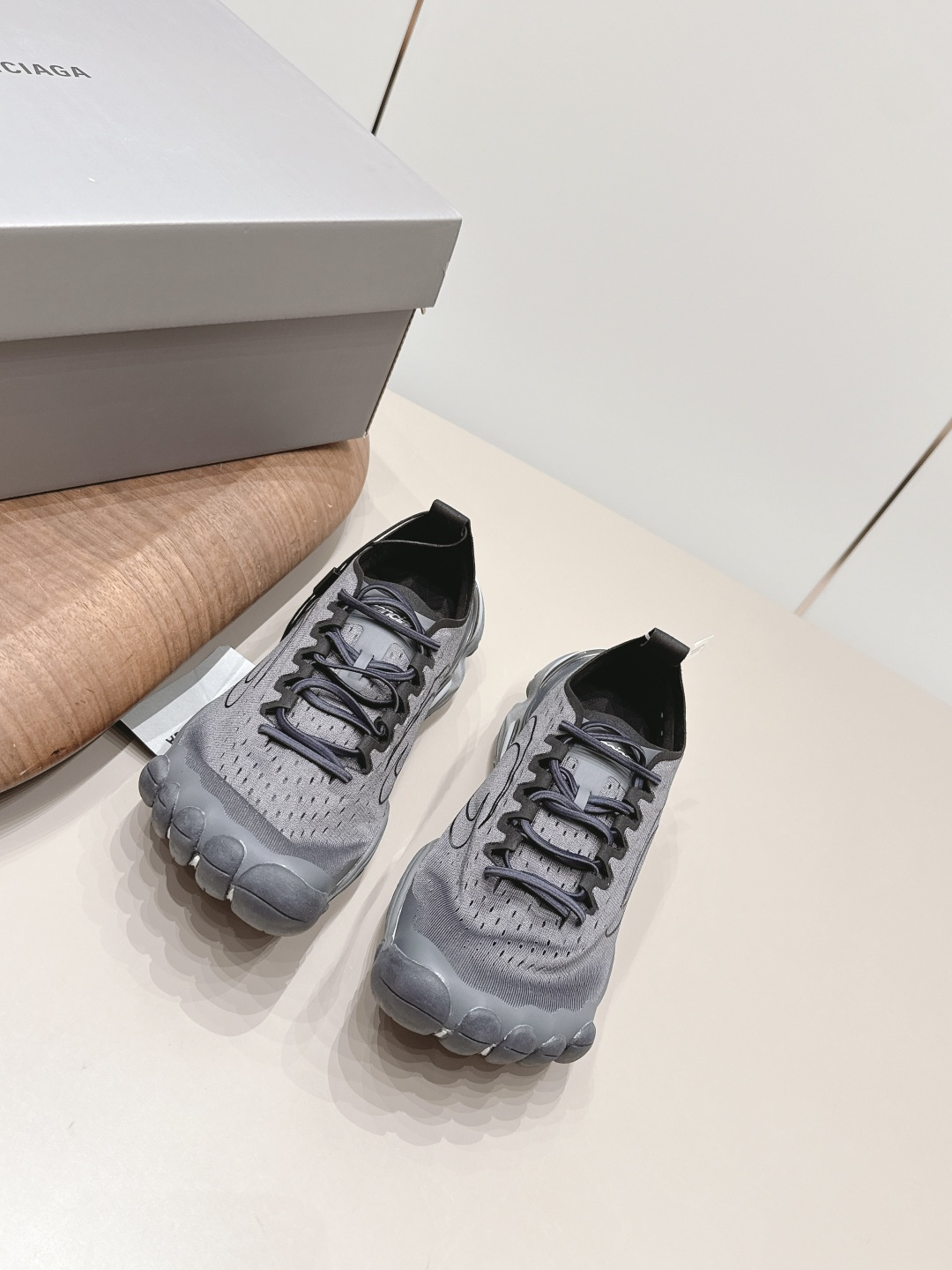NO:871750,: Couple 'Exclusive top version' Balenciaga Balenciaga 26 vs spring and summer hot sports and leisure series... [Five-toed casual shoes for couples] Original purchase and development, one-to-one production Balenciaga 3XL Sneaker. The overall shoe shape draws on the creative ideas of Balenciaga Track and Balenciaga Runner. It is equivalent to removing the outer frame of the Track shoe body while inheriting the streamlined shape and shape of the Runner.  Track flat toe. A pair of tied shoelaces are added to the front of the shoe for concave shape... Fabric: Original customized technical cloth Lining: Original customized technical cloth Foot pads: Original customized breathable mesh injection molding Outsole: Original open-molded TPU molded bottom Size: 36-44 (41 for women, 45.46 for men) Packaging: Original full set of packaging  Color: Official website updated simultaneously, casual shoes/sports shoes, balenciaga, balenciaga, sneakers19860909: 情侣《独家顶级版本》 Balenciaga巴黎世家26vs春夏爆款运动休闲系列……【情侣五趾休闲鞋】 原版购入开发,一比一做货Balenciaga 3XL Sneaker 整体鞋型汲取了Balenciaga Track和Balenciaga Runner两款鞋型的创作思路 相当于把 Track鞋身的外框拆了下来 同时继承了 Runner的流线造型和 Track扁平的鞋头.在鞋面前段另加了一副绑着的的鞋带 用作凹造型…… 面料: 原版定制科技布 内里: 原版定制科技布 垫脚: 原版定制透气网注塑成型 大底: 原版开模TPU成型底 码数: 36-44（女41.男45.46定） 包装: 原版全套包装 颜色:官网同步更新,休闲鞋/运动鞋,balenciaga,balenciaga,sneakers,Women's Shoes