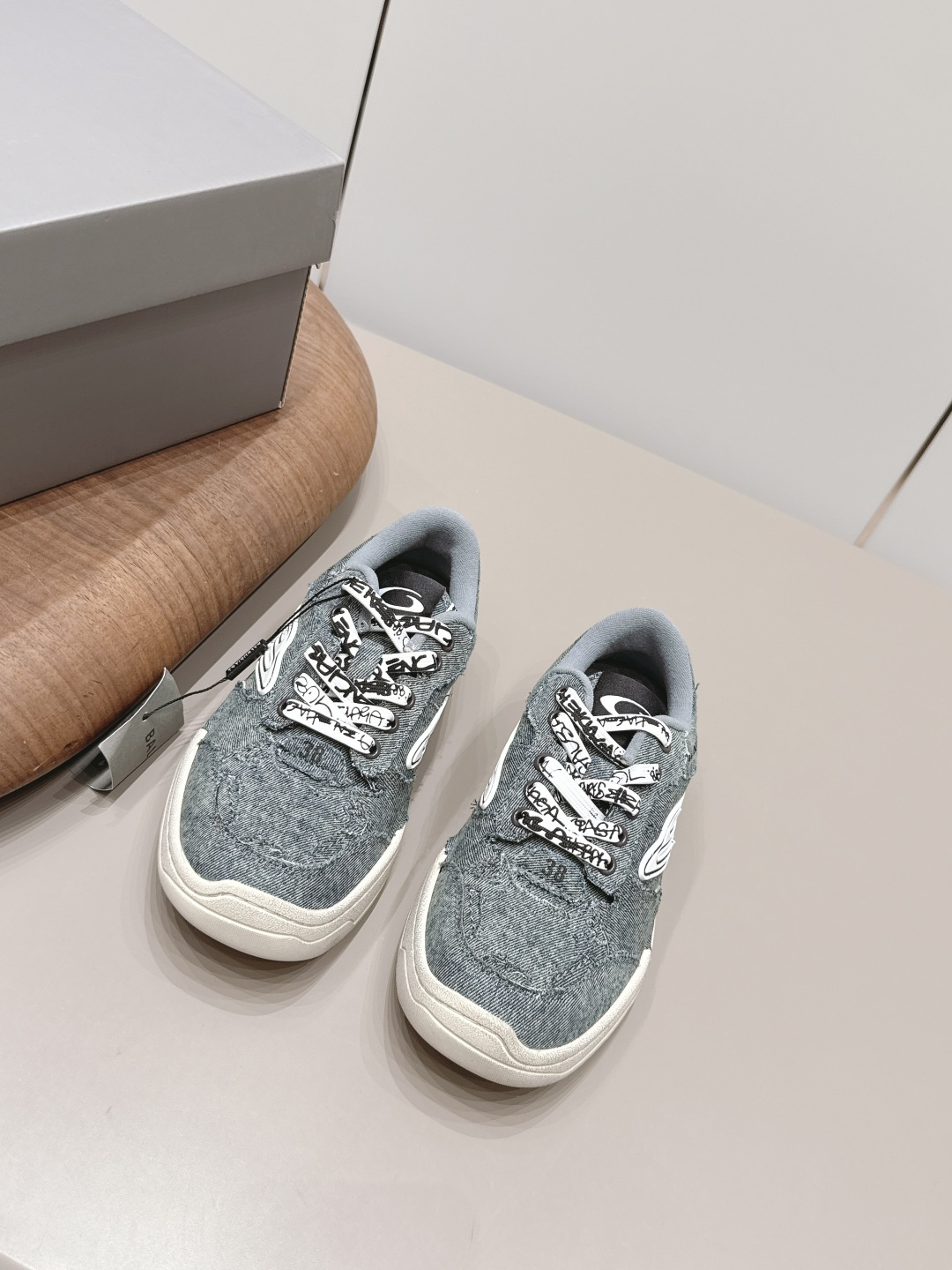 NO:871693,: Couple 'Exclusive top version' Balenciaga Balenciaga 26 vs spring and summer hot sports and leisure series... [Couple thick-soled casual shoes] Original purchase and development, one-to-one production Balenciaga 3XL Sneaker. The overall shoe shape draws on the creative ideas of Balenciaga Track and Balenciaga Runner. It is equivalent to removing the outer frame of the Track shoe body while inheriting the streamlined shape and shape of the Runner.  Track flat toe. A pair of tied shoelaces are added to the front of the shoe for concave shape... Fabric: Original customized washed denim Lining: Original customized breathable mesh Foot pads: Original customized breathable mesh injection molding Outsole: Original open-molded TPU molded bottom Size: 35-44 (Female 41. Male 45. Customized) Packaging: Original full set of packaging  Color: Official website updated simultaneously, casual shoes/sports shoes, balenciaga, balenciaga, sneakers19860909: 情侣《独家顶级版本》 Balenciaga巴黎世家26vs春夏爆款运动休闲系列……【情侣厚底休闲鞋】 原版购入开发,一比一做货Balenciaga 3XL Sneaker 整体鞋型汲取了Balenciaga Track和Balenciaga Runner两款鞋型的创作思路 相当于把 Track鞋身的外框拆了下来 同时继承了 Runner的流线造型和 Track扁平的鞋头.在鞋面前段另加了一副绑着的的鞋带 用作凹造型…… 面料: 原版定制水洗牛仔布 内里: 原版定制透气网 垫脚: 原版定制透气网注塑成型 大底: 原版开模TPU成型底 码数: 35-44（女41.男45.定制） 包装: 原版全套包装 颜色:官网同步更新,休闲鞋/运动鞋,balenciaga,balenciaga,sneakers,Women's Shoes