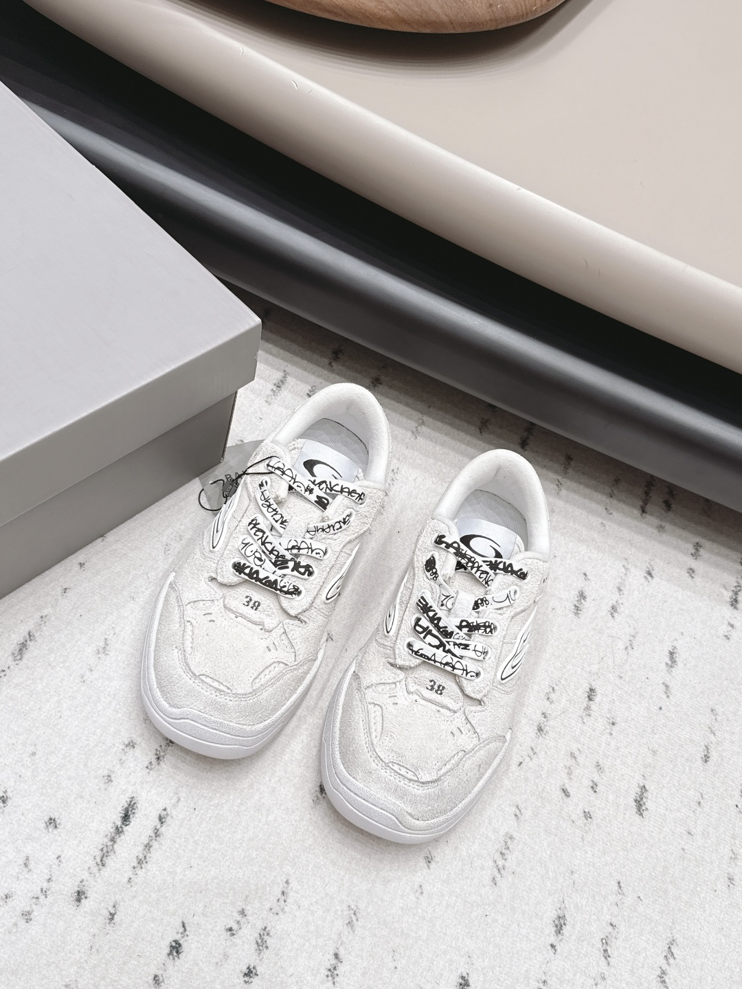 NO:871687,: Couple 'Exclusive top version' Balenciaga Balenciaga 26 vs spring and summer hot sports and leisure series... [Couple thick-soled casual shoes] Original purchase and development, one-to-one production Balenciaga 3XL Sneaker. The overall shoe shape draws on the creative ideas of Balenciaga Track and Balenciaga Runner. It is equivalent to removing the outer frame of the Track shoe body while inheriting the streamlined shape and shape of the Runner.  Track flat toe. A pair of tied shoelaces are added to the front of the shoe for concave shape... Fabric: Original customized cowhide Lining: Original customized breathable mesh Foot pads: Original customized breathable mesh injection molding Outsole: Original open-molded TPU molded bottom Size: 35-44 (Female 41. Male 45. Customized) Packaging: Original full set of packaging  Color: Official website updated simultaneously, casual shoes/sports shoes, balenciaga, balenciaga, sneakers, cowhide19860909: 情侣《独家顶级版本》 Balenciaga巴黎世家26vs春夏爆款运动休闲系列……【情侣厚底休闲鞋】 原版购入开发,一比一做货Balenciaga 3XL Sneaker 整体鞋型汲取了Balenciaga Track和Balenciaga Runner两款鞋型的创作思路 相当于把 Track鞋身的外框拆了下来 同时继承了 Runner的流线造型和 Track扁平的鞋头.在鞋面前段另加了一副绑着的的鞋带 用作凹造型…… 面料: 原版定制牛皮 内里: 原版定制透气网 垫脚: 原版定制透气网注塑成型 大底: 原版开模TPU成型底 码数: 35-44（女41.男45.定制） 包装: 原版全套包装 颜色:官网同步更新,休闲鞋/运动鞋,balenciaga,balenciaga,sneakers,cowhide,Women's Shoes