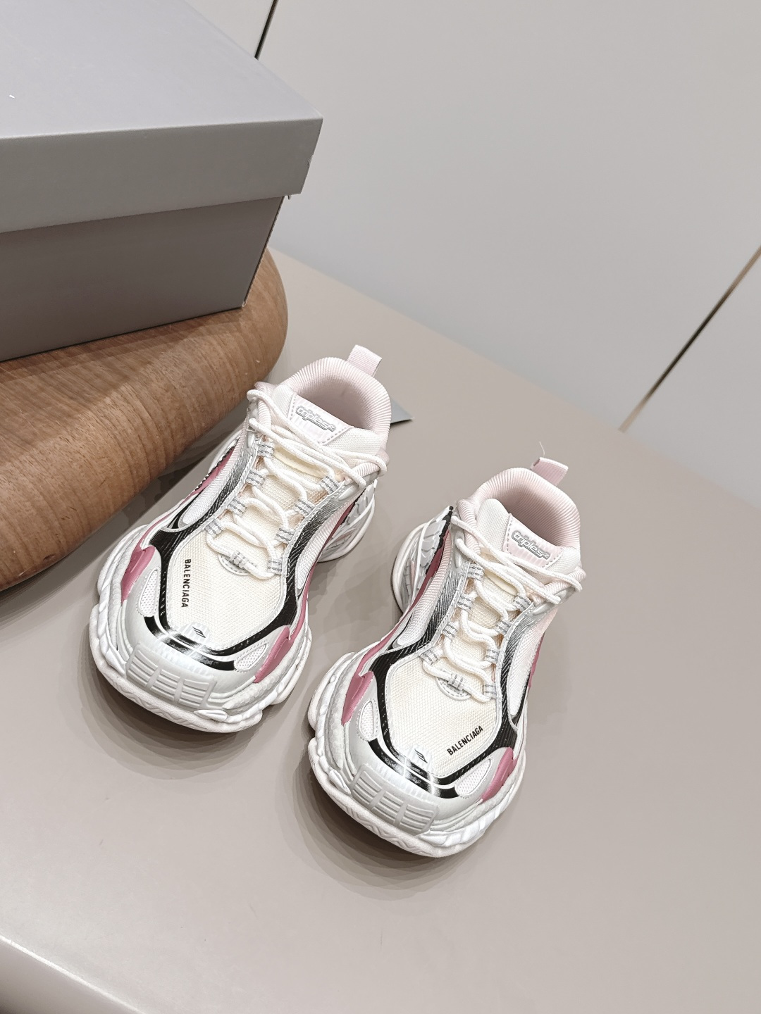NO:871760,: Couple 'Exclusive top version' Balenciaga Balenciaga 26 vs spring and summer hot sports and leisure series... [Couple thick-soled casual shoes] Original purchase and development, one-to-one production Balenciaga 3XL Sneaker. The overall shoe shape draws on the creative ideas of Balenciaga Track and Balenciaga Runner. It is equivalent to removing the outer frame of the Track shoe body while inheriting the streamlined shape and shape of the Runner.  Track flat toe. A pair of tied shoelaces are added to the front of the shoe for concave shape... Fabric: Original customized technical fabric Lining: Original customized breathable mesh Foot pad: Original customized breathable mesh injection molding Outsole: Original open-molded TPU molded bottom Size: 36-44 (41 for women, 45.46 for men) Packaging: Original full set of packaging  Color: Official website updated simultaneously, casual shoes/sports shoes, balenciaga, balenciaga, sneakers19860909: 情侣《独家顶级版本》 Balenciaga巴黎世家26vs春夏爆款运动休闲系列……【情侣厚底休闲鞋】 原版购入开发,一比一做货Balenciaga 3XL Sneaker 整体鞋型汲取了Balenciaga Track和Balenciaga Runner两款鞋型的创作思路 相当于把 Track鞋身的外框拆了下来 同时继承了 Runner的流线造型和 Track扁平的鞋头.在鞋面前段另加了一副绑着的的鞋带 用作凹造型…… 面料: 原版定制科技面料 内里: 原版定制透气网 垫脚: 原版定制透气网注塑成型 大底: 原版开模TPU成型底 码数: 36-44（女41.男45.46定） 包装: 原版全套包装 颜色:官网同步更新,休闲鞋/运动鞋,balenciaga,balenciaga,sneakers,Women's Shoes