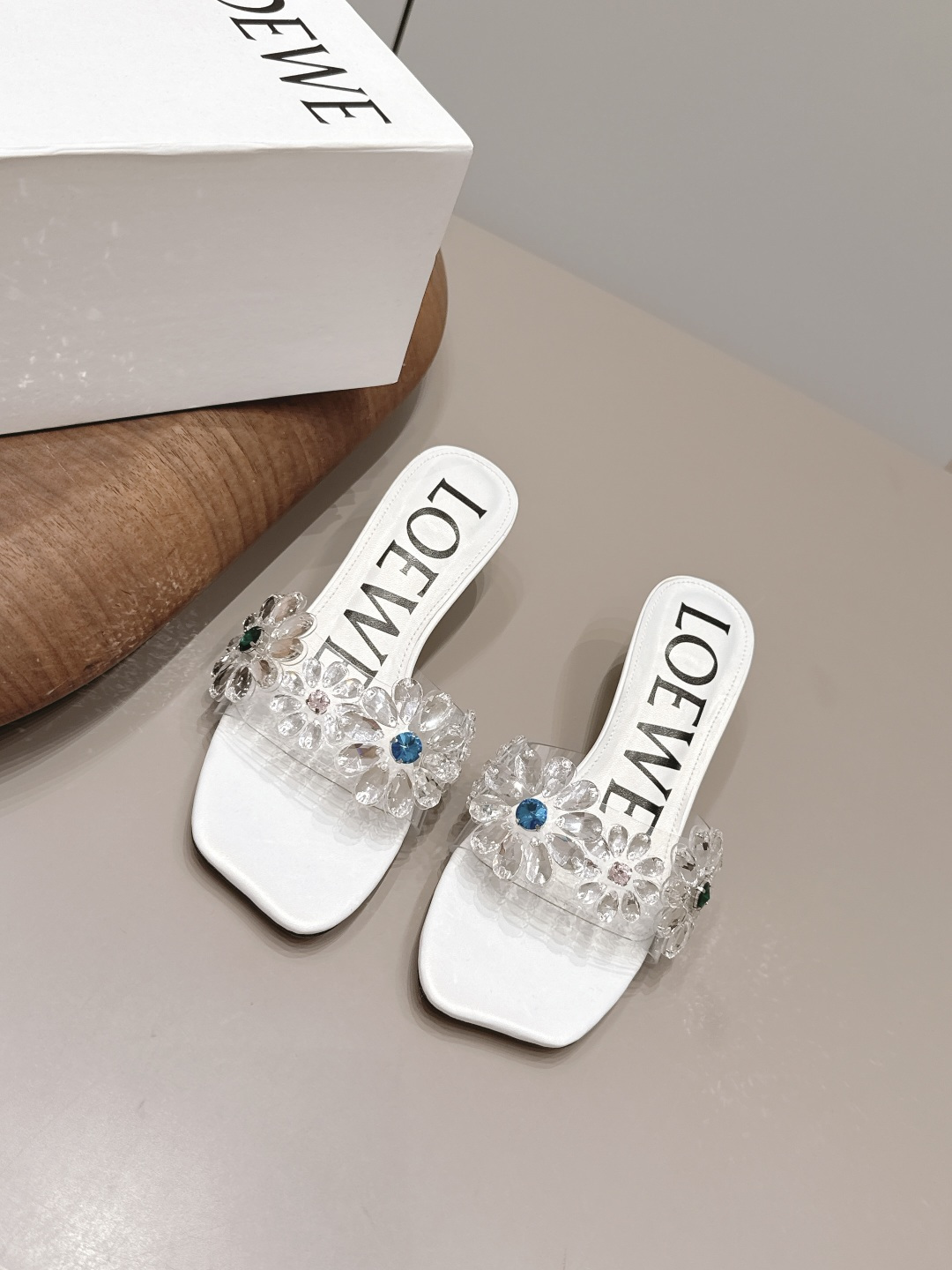 NO:871716,'Exclusive top version' LOEW* Luo Yiwei 26 vs the latest hot spring and summer series...[Special-shaped head diamond flower sandals] 26 years of top Italian designers, the latest element heel design, good to make the fairy cry, Valentine's Day limited edition, the shoelaces are fully oiled and the detailed design is very interesting. At the same time, the overall shoe shape in the front is a very classic simple thin strap style, the collision of seriousness and humor, very dramatic ~ the ultimate interpretation of surrealism  Full of surprising and innovative camp aesthetics, full of fun. Original customized TPU film/diamond fabric for the lining Original customized TPU film for the feet Original customized sheepskin Outsole Original molded wear-resistant sole Thickness 5.5cm Size 35-39 (40.41.42. Customized, non-returnable) Packaging Original full set Color: Official website updated simultaneously, high heels and slippers, loewe, high heels, slippers, sheepskin19860909《独家顶级版本》 LOEW*罗*意威26vs 春夏最新爆款系列…【异形头钻花凉拖】  26年意大利顶级设计师,最新元素鞋跟设 计,好看到仙女落泪,情人节限定款,鞋 带全油边细节设计极具趣味性,同时前面 整体鞋型又是很经典的简约细带款,严肃 与幽默的碰撞,很有戏剧感～超现实主义 的极致演绎 饱含出奇新意的坎普美学 妙 趣横生. 面料原版定制TPU胶片/钻花 内里原版定制TPU胶片 垫脚原版定制羊皮 大底原版开模耐磨底 底厚5.5cm 码数35-39（40.41.42.定制不退换） 包装原版全套包装 颜色:官网同步 更新,高跟鞋拖鞋,loewe,high heels,slippers,sheepskin,Women's Shoes