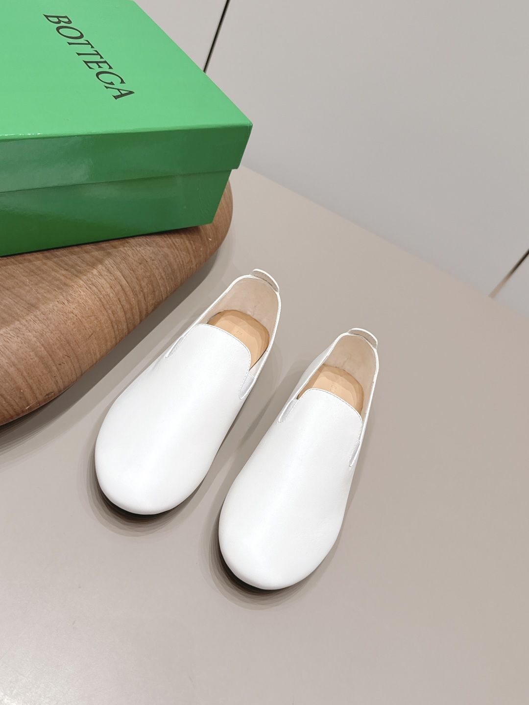 NO:871741,'Exclusive top version' BOTTEG*A VENET*A26 vs the latest popular Loaf shoe series for spring and summer... [Round-toe flat shoes] Fruit lovers are in luck, there are many red stars on Xiaohongjushu.com!  Super sexy on your feet!  So beautiful!  The upper of this shoe is super high-end!  High-end clothing fairy and girl, simple, fashionable and with a sense of design. Especially high, there is a non-slip rubber pad at the bottom of the heel so you won't get tired after walking all day. It is practical and textured, especially suitable for office workers. It is soft and soft for water play, comfortable and leisure... Fabric: Original custom cowhide Lining: Original custom sheepskin Foot pads: Original custom sheepskin Outsole: Original custom leather sole Heel height: 1.0cm Packaging: Original full set of packaging Code number:  35-39 (40.41.42. Customization is non-refundable) Color: Official website updated simultaneously, loafers, bottega veneta, loafers, cowhide, sheepskin19860909《独家顶级版本》  BOTTEG*A VENET*A26vs春夏最新爆款乐福单鞋系列……【圆头平底单鞋】  冻果控们有啦福,小红巨书网多红星明上身！脚上超性感！真太的了美！这款的鞋面超有高级感！高级穿着仙又女 简约时髦又有设计感 特别高是鞋跟底有部防滑胶垫走一天也不会累,用实有又质感,别特适合上一班族,软柔水玩,舒休适闲…… 面料: 原版定制牛皮 内里: 原版定制羊皮 垫脚: 原版定制羊皮 大底: 原版定制真皮底 跟高: 1.0cm 包装: 原版全套包装 码数: 35-39（40.41.42.定制不退换） 颜色:官网同步更新,乐福鞋,bottega veneta,loafers,cowhide,sheepskin,Women's Shoes