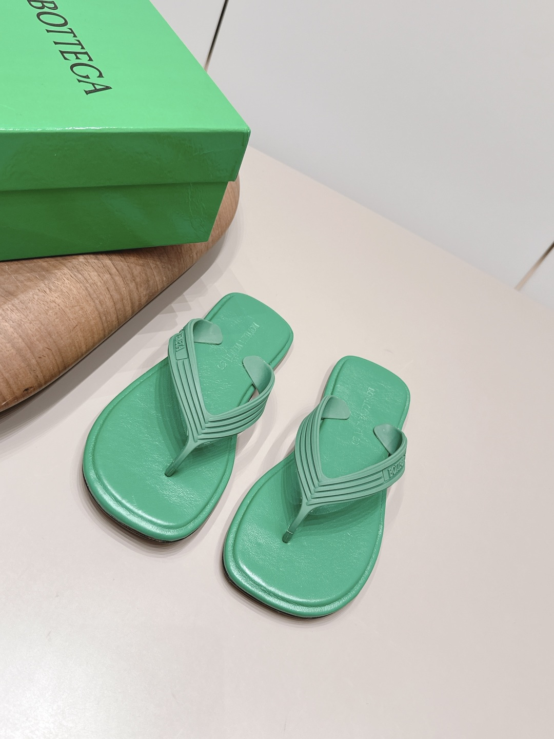 NO:871724,Rubber sole and genuine leather sole 'Exclusive top version' BOTTEG*A VENET*A26 vs the latest popular spring and summer sandal series... [Couple's Flip-Toe Sandals] Frozen fruit lovers are in luck, there are many celebrities on Xiaohongjushu.com!  Super sexy on your feet!  So beautiful!  The upper of this shoe is super high-end!  High-end clothing fairy and girl, simple, fashionable and with a sense of design. Especially high, there is a non-slip rubber pad at the bottom of the heel so you won't get tired after walking all day. It is practical and textured, especially suitable for office workers. It is soft and soft for water play, comfortable and leisure... Fabric: Original open-molded TPU molding Inner: Original open-molded TPU molding Foot: Original customized sheepskin Outsole: Original customized (genuine leather. Rubber. 2 options available) Heel height: 1.0cm Packing:  Original full set of packaging Code number: 35-39 (40.41.42. Customization is not returnable) Color: Official website updated simultaneously, split-toe shoes, Bottega Veneta, sandals, sheepskin19860909橡胶底真皮底《独家顶级版本》  BOTTEG*A VENET*A26vs春夏最新凉鞋爆款系列……【情侣夹趾凉拖】  冻果控们有啦福,小红巨书网多红星明上身！脚上超性感！真太的了美！这款的鞋面超有高级感！高级穿着仙又女 简约时髦又有设计感 特别高是鞋跟底有部防滑胶垫走一天也不会累,用实有又质感,别特适合上一班族,软柔水玩,舒休适闲…… 面料: 原版开模TPU成型 内里: 原版开模TPU成型 垫脚: 原版定制羊皮 大底: 原版定制（真皮.橡胶.2种可选） 跟高: 1.0cm 包装: 原版全套包装 码数: 35-39（40.41.42.定制不退换） 颜色:官网同步更新,分趾鞋,bottega veneta,sandals,sheepskin,Women's Shoes