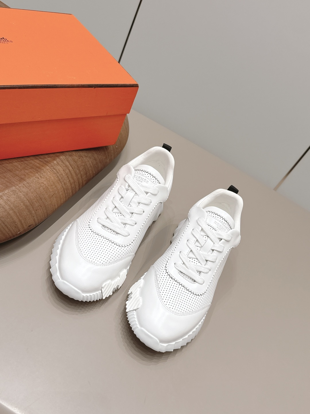 NO:871708,'Exclusive top version' for couples Hermes 26vs new spring and summer casual shoes series for couples... Classic sports style + British color matching design, classic and durable!  Original inverted mold last, ultimate 1:1 shape, imported high-end mesh material showing exquisite texture!  Open the mold to customize the A-level high-density private mold outsole with luxurious packaging!  Unique quality, original custom cowhide fabric, original custom cowhide lining, original custom cowhide for feet, original molded TPU outsole, original full package packaging, code number 35-44 (female 40.41. male 45.46. customized). Color official website updated simultaneously, casual shoes/sports shoes, hermes, hermes, sneakers, cowhide19860909情侣《独家顶级版本》 Hermes爱马*仕26vs春夏新款情侣休闲鞋系列…… 经典运动风格+英伦拼色设计,经典耐看！原版倒模楦型,极致1:1形体,进口高端网料呈现出精致质感！开模定制A级高密私模大底,奢华包装！独-无二品质, 面料原版定制牛皮 内里原版定制牛皮 垫脚原版定制牛皮 大底原版开模TPU成型底 包装原版全套包装 码数35-44（女40.41.男45.46.定制） 颜色官网同步更新,休闲鞋/运动鞋,hermes,hermes,sneakers,cowhide,Women's Shoes