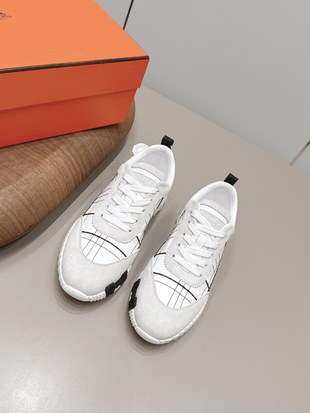 NO:871700,'Exclusive top version' for men and women Hermes 26vs new spring and summer couple casual shoes series... Classic sports style + British color matching design, classic and attractive!  Original inverted mold last, ultimate 1:1 shape, imported high-end mesh material showing exquisite texture!  Open the mold to customize the A-level high-density private mold outsole with luxurious packaging!  Unique quality, fabric original custom cowhide/suede lining original custom cowhide foot pads original custom cowhide outsole original molded TPU molded bottom original full package packaging code number 35-44 (female 40.41. male 45.46. customized) color official website updated simultaneously, casual shoes/sports shoes, hermes, hermes, sneakers, cowhide, chamois leather19860909女男《独家顶级版本》 Hermes爱马*仕26vs春夏新款情侣休闲鞋系列…… 经典运动风格+英伦拼色设计,经典耐看！原版倒模楦型,极致1:1形体,进口高端网料呈现出精致质感！开模定制A级高密私模大底,奢华包装！独-无二品质, 面料原版定制牛皮/麂皮 内里原版定制牛皮 垫脚原版定制牛皮 大底原版开模TPU成型底 包装原版全套包装 码数35-44（女40.41.男45.46.定制） 颜色官网同步更新,休闲鞋/运动鞋,hermes,hermes,sneakers,cowhide,chamois leather,Women's Shoes