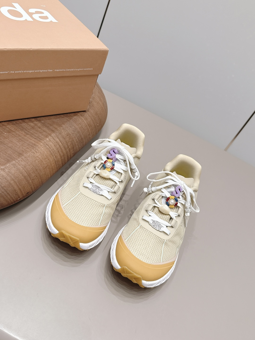 NO:871723,: Decorated buckle model 'Exclusive top version' norda niche 26 vs spring and summer popular casual series for couples... [Thick-soled casual shoes for couples] norda is designed by designer Edgardo  Osorio is a shoe brand founded in Florence, Italy. Although it has not been established for a long time, it has won the public's attention with its traditional high-end Italian craftsmanship and luxurious styling. Norda's studio is located in the Buondelmonti Palace in Florence, Italy. It mixes exquisite European, modern American and Latin style features, showing the perfect balance of modern design. Exquisite craftsmanship creates comfortable and easy-to-wear shoes for women. The fabric is original custom technical fabric. The lining is original custom Lycra. The foot pads are original custom injection molding. The outsole is original open-molded TPU molded sole. The sole is 3cm thick.  Size 36-44 (Female 41. Men 45. Customized) Original full set of packaging Color official website updated simultaneously, casual shoes/sports shoes, sneakers19860909: 饰扣款《独家顶级版本》 norda小众26vs春夏情侣爆款休闲系列……【情侣厚底休闲鞋】  norda由设计师Edgardo Osorio在意大利佛罗伦萨创办的鞋履品牌,虽然创立时间不长,但却以其意大利传统的高级工艺和奢华造型赢得大众得目光.norda的工作室位于意大利佛罗伦萨Buondelmonti宫殿,混合精致欧洲、现代美式以及拉丁风情特色,展现着现代设计的完美平衡,精致的工艺为女性打造舒适易穿戴的鞋履 面料原版定制科技布料 内里原版定制莱卡 垫脚原版定制注塑成型 大底原版开模TPU成型底 底厚3cm 码数36-44（女41.男45.定制） 包装原版全套包装 颜色官网同步更新,休闲鞋/运动鞋,sneakers,Women's Shoes
