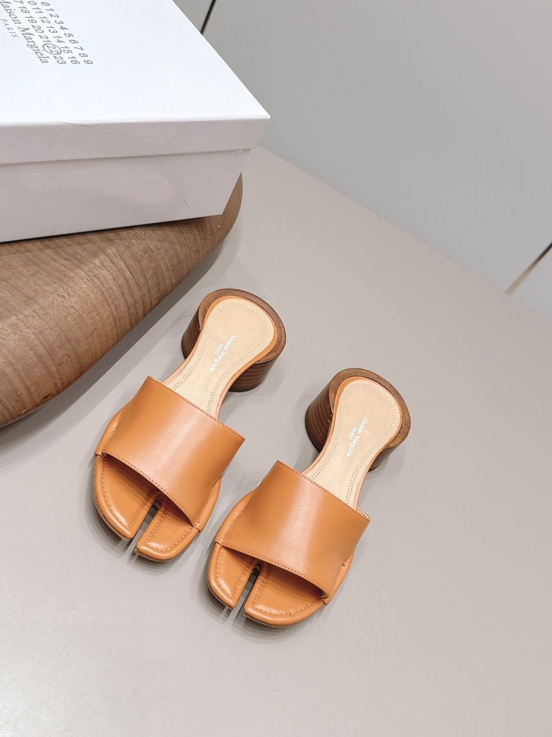 NO:871608,: 'Exclusive top version' Maison Margiela 26 vs new spring and summer sandals series... [Round-toed split-toe sandals] The original version offers one-to-one comfort, better wrapping, full personality, and easy to match with various styles of clothes... Fabric: Original customized sheepskin Lining: Original customized sheepskin Foot pads: Original customized sheepskin Outsole: Original customized leather combination sole Heel height: 5cm Size:  35-39 (40.41. Customization is non-refundable) Packaging: Original full set of packaging Color: Official website updated simultaneously, slippers, masion margiela, sandals, slippers, sheepskin19860909: 《独家顶级版本》 Maison Margiela马吉拉26vs春夏新款凉鞋系列……【圆头分趾凉拖】 原版一比一打造舒适度,包裹性都比较好,个性十足,很好驾驭各种风格衣服搭配…… 面料: 原版定制羊皮 内里: 原版定制羊皮 垫脚: 原版定制羊皮 大底: 原版定制真皮组合底 跟高: 5cm 码数: 35-39（40.41.定制不退换） 包装:原版全套包装 颜色:官网同步更新,拖鞋,masion margiela,sandals,slippers,sheepskin,Women's Shoes