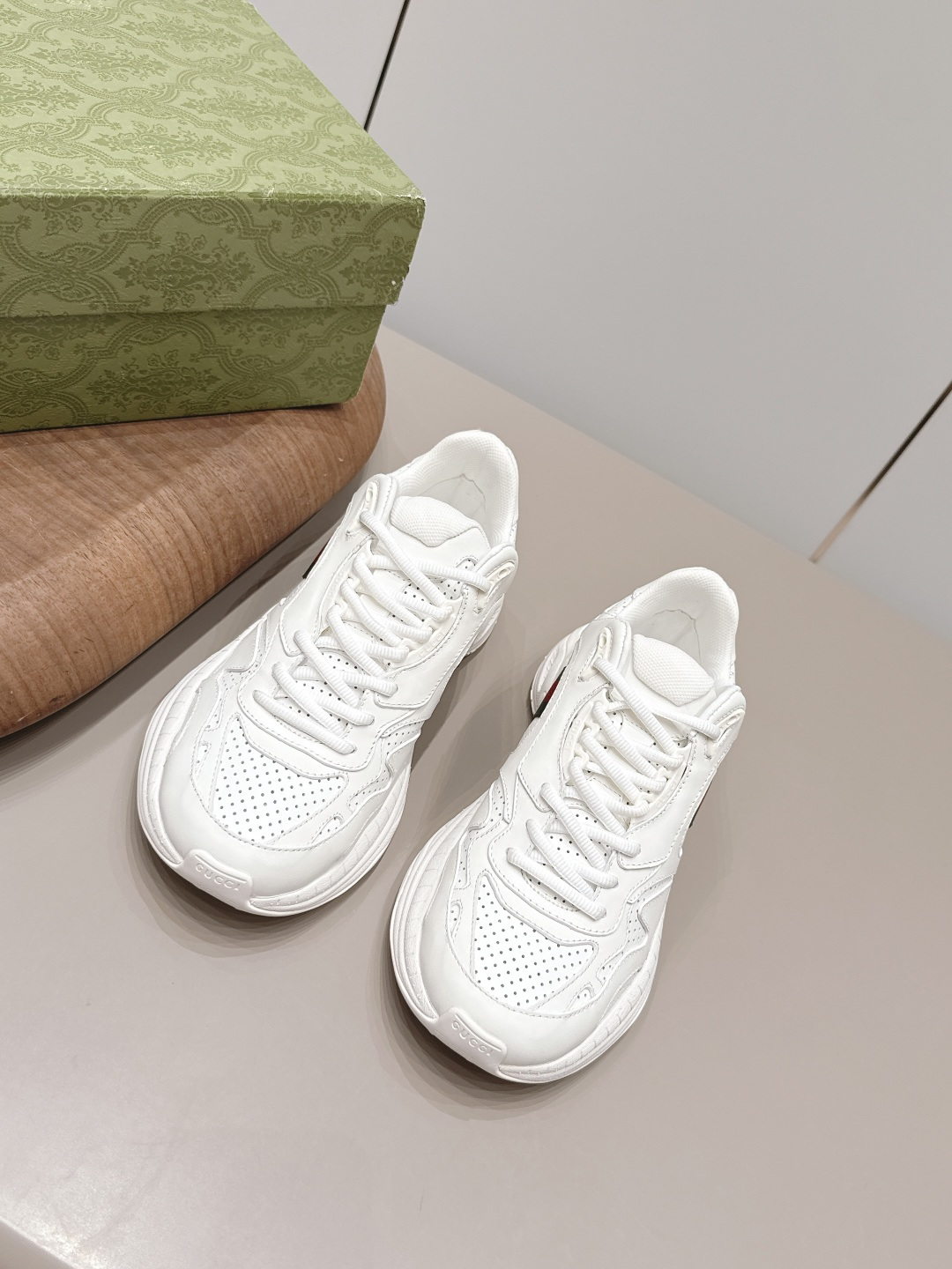 NO:871497,: Couple's 'Exclusive Top Version' Gucci—top purchase-grade dad shoes series [thick-soled dad shoes for couples] are made with innovative stitching technology to create a flowing texture like water. The leather design is matched with three-dimensional interlocking double G leather patches and Gucci letter metal accessories to create a free flowing texture of the entire shoe with a 3D effect. Fabric: Original customized cowhide/punching process Inner: Original customized breathable mesh Feet:  Original cowhide injection molded sole Outsole: Original open-mold TPU foam molded sole Packaging: Original full set of packaging Code number: 35-44 (41 for women and 45 for men. Customized and non-returnable) Color: Official website updated simultaneously, casual shoes/sports shoes, gucci, sneakers, cowhide19860909: 情侣《独家顶级版本》 Gucci—顶级代购级老爹鞋系列款【情侣厚底老爹鞋】 用创新缝线工艺制作,打造如水般的流 动质感.皮革设计搭配三维立体互扣式双G皮革贴饰和Gucci字母 金属配件,以3D效果成就整款鞋履自在的流动质感. 面料: 原版定制牛皮/冲孔工艺 内里: 原版定制透气网 垫脚: 原版牛皮注塑成型底 大底: 原版开模TPU发泡成型底 包装: 原版全套包装 码数: 35-44（女41男45.定制不退换） 颜色:官网同步更新,休闲鞋/运动鞋,gucci,sneakers,cowhide,Women's Shoes