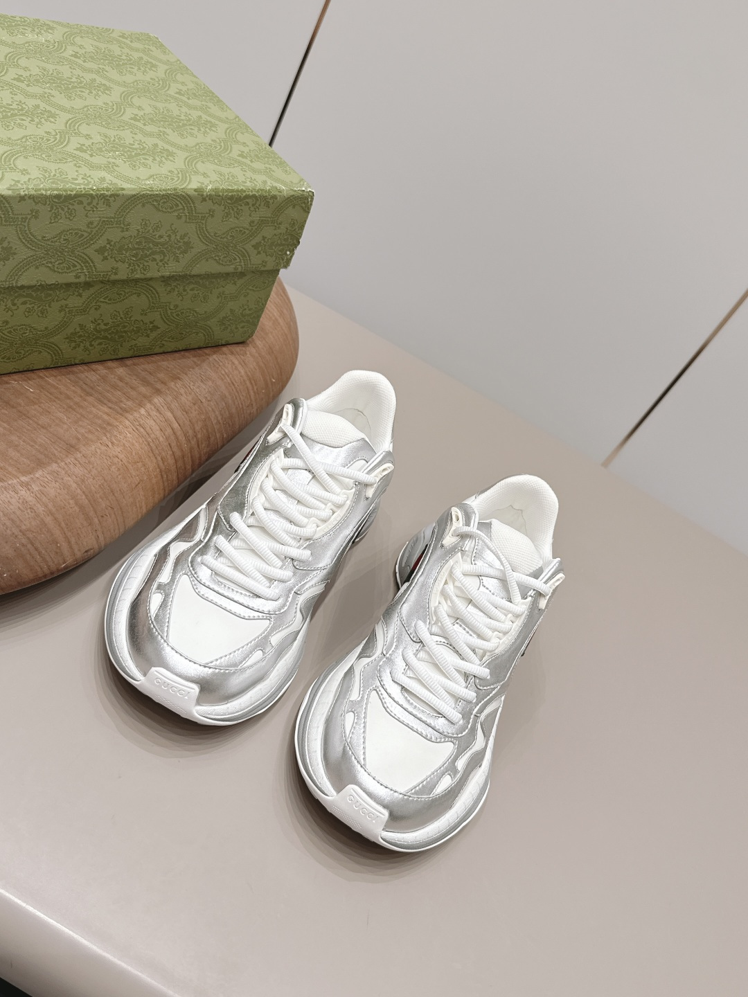 NO:871502,: Couple's 'Exclusive Top Version' Gucci - the top purchase-grade dad shoes series [thick-soled dad shoes for couples] are made with innovative stitching technology to create a flowing texture like water. The leather design is matched with three-dimensional interlocking double G leather patches and Gucci letter metal accessories to create a free flowing texture of the entire shoe with a 3D effect. Fabric: Original customized cowhide/color-blocking technology Inner: Original customized breathable mesh Feet:  Original cowhide injection molded sole Outsole: Original open-mold TPU foam molded sole Packaging: Original full set of packaging Code number: 35-44 (41 for women and 45 for men. Customized and non-returnable) Color: Official website updated simultaneously, casual shoes/sports shoes, gucci, sneakers, cowhide19860909: 情侣《独家顶级版本》 Gucci—顶级代购级老爹鞋系列款【情侣厚底老爹鞋】 用创新缝线工艺制作,打造如水般的流 动质感.皮革设计搭配三维立体互扣式双G皮革贴饰和Gucci字母 金属配件,以3D效果成就整款鞋履自在的流动质感. 面料: 原版定制牛皮/拼色工艺 内里: 原版定制透气网 垫脚: 原版牛皮注塑成型底 大底: 原版开模TPU发泡成型底 包装: 原版全套包装 码数: 35-44（女41男45.定制不退换） 颜色:官网同步更新,休闲鞋/运动鞋,gucci,sneakers,cowhide,Women's Shoes
