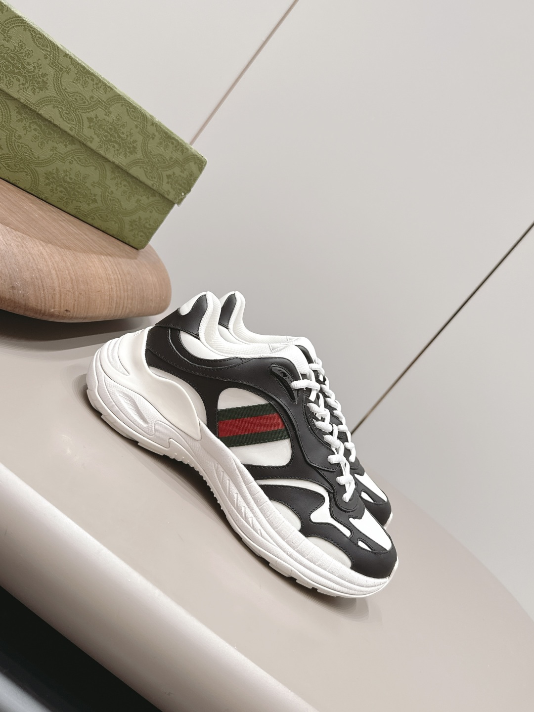 Gucci Bag Collection crafted with premium materials and signature design 3