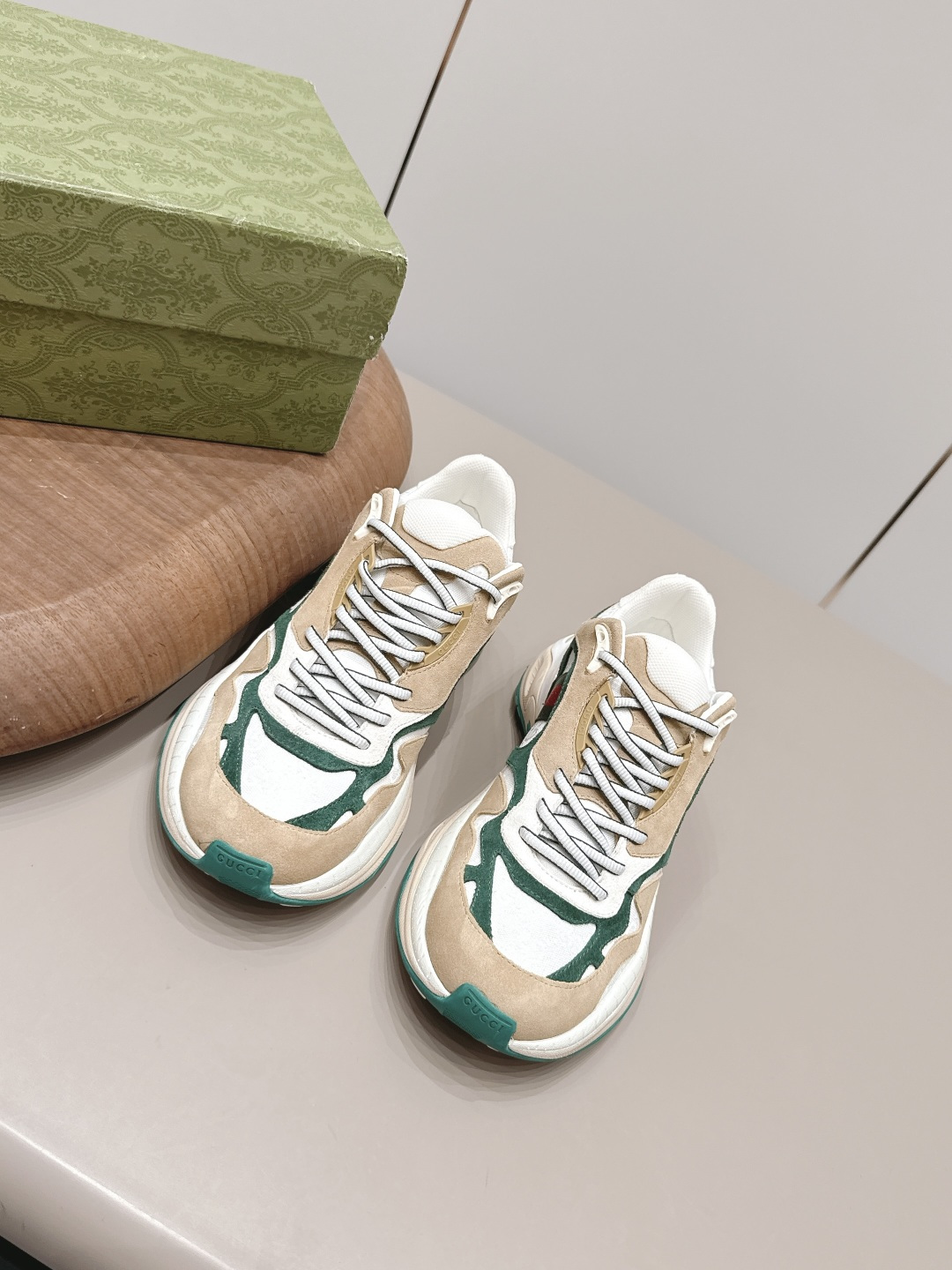 NO:871509,: Couple's 'Exclusive Top Version' Gucci—top purchase-grade dad shoes series [thick-soled dad shoes for couples] are made with innovative stitching technology to create a flowing texture like water. The leather design is matched with three-dimensional interlocking double G leather patches and Gucci letter metal accessories to create a free flowing texture of the entire shoe with a 3D effect. Fabric: Original customized cowhide/double G fabric Lining: Original customized breathable mesh Feet:  Original cowhide injection molded sole Outsole: Original open-mold TPU foam molded sole Packaging: Original full set of packaging Code number: 35-44 (41 for women and 45 for men. Customized and non-returnable) Color: Official website updated simultaneously, casual shoes/sports shoes, gucci, sneakers, cowhide19860909: 情侣《独家顶级版本》 Gucci—顶级代购级老爹鞋系列款【情侣厚底老爹鞋】 用创新缝线工艺制作,打造如水般的流 动质感.皮革设计搭配三维立体互扣式双G皮革贴饰和Gucci字母 金属配件,以3D效果成就整款鞋履自在的流动质感. 面料: 原版定制牛猄/双G布料 内里: 原版定制透气网 垫脚: 原版牛皮注塑成型底 大底: 原版开模TPU发泡成型底 包装: 原版全套包装 码数: 35-44（女41男45.定制不退换） 颜色:官网同步更新,休闲鞋/运动鞋,gucci,sneakers,cowhide,Women's Shoes