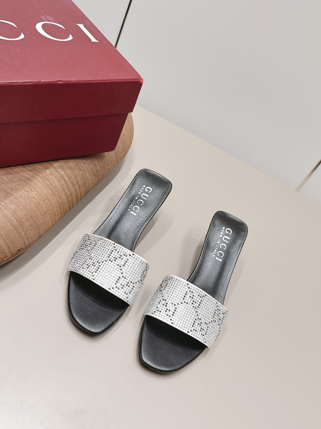 NO:871694,'Exclusive top version' G*ucci G*Chi 2026 vs spring and summer latest popular sandals series... [Round-head hot diamond sandals] Original quality  Authentic European style, perfect for wearing with this shoe, elegant and crystal clear. Regardless of the materials of various accessories, they are all customized one by one. You must go to get the original version. The whole series is full of exciting and external elements. The texture of different materials, the texture of the texture, and the expression of the materials, have a strong artistic atmosphere... Upper: Original customized cashmere/hot diamond craftsmanship. Inner: Original customized sheepskin.  Feet: Original customized sheepskin Outsole: Original customized leather outsole Heel height: 5.5cm Packaging: Original full set of packaging Number of yards: 35-39 (40.41.42 customization is not returnable) Color: Official website updated simultaneously, high heels and slippers, high heels, slippers, sheepskin, Leather soles19860909《独家顶级版本》 G*ucci古*驰2026vs春夏最新爆款凉拖系列……【圆头烫钻凉拖】 原单品质 原汁原味的欧式风格,上脚非常完美穿搭上配此鞋,优雅大方,晶莹剔透,无论种各配件材质,都是家独一比一定制,必到做原版零距离,整系个列都充了满令兴人奋意和外的元结素合,不同材的质,肌的理面的料表现,具有极的浓艺术气息…… 鞋面: 原版定制羊绒/烫钻工艺 内里: 原版定制羊皮 垫脚: 原版定制羊皮 大底: 原版定制真皮大底 跟高: 5.5cm 包装: 原版全套包装 码数: 35-39(40.41.42定制不退换) 颜色:官网同步更新,高跟鞋拖鞋,high heels,slippers,sheepskin,Leather soles,Women's Shoes
