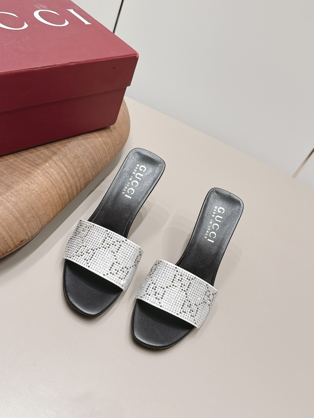 NO:871686,'Exclusive top version' G*ucci G*Chi 2026 vs spring and summer latest popular sandals series... [Round-head hot diamond sandals] Original quality  Authentic European style, perfect for wearing with this shoe, elegant and crystal clear. Regardless of the materials of various accessories, they are all customized one by one. You must go to get the original version. The whole series is full of exciting and external elements. The texture of different materials, the texture of the texture, and the expression of the materials, have a strong artistic atmosphere... Upper: Original customized cashmere/hot diamond craftsmanship. Inner: Original customized sheepskin.  Feet: Original customized sheepskin Outsole: Original customized leather outsole Heel height: 8.5cm Packaging: Original full set of packaging Number of yards: 35-39 (40.41.42 customization is not returnable) Color: Official website updated simultaneously, high heels and slippers, high heels, slippers, sheepskin, Leather soles19860909《独家顶级版本》 G*ucci古*驰2026vs春夏最新爆款凉拖系列……【圆头烫钻凉拖】 原单品质 原汁原味的欧式风格,上脚非常完美穿搭上配此鞋,优雅大方,晶莹剔透,无论种各配件材质,都是家独一比一定制,必到做原版零距离,整系个列都充了满令兴人奋意和外的元结素合,不同材的质,肌的理面的料表现,具有极的浓艺术气息…… 鞋面: 原版定制羊绒/烫钻工艺 内里: 原版定制羊皮 垫脚: 原版定制羊皮 大底: 原版定制真皮大底 跟高: 8.5cm 包装: 原版全套包装 码数: 35-39(40.41.42定制不退换) 颜色:官网同步更新,高跟鞋拖鞋,high heels,slippers,sheepskin,Leather soles,Women's Shoes