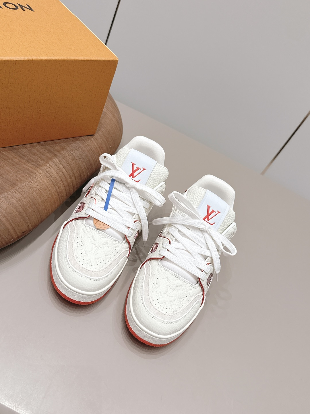 NO:871740,Couple's 'Top Exclusive First Release' [Color-blocking Casual Shoes for Couples] LV 26's new color debut in early spring is really another new style. Sisters, it looks so good on your feet. Purchase the original version at the counter and develop it one to one. All details, materials, and quality are the same as those at the counter, and you will get the latest luxurious packaging... Fabric: Original custom cowhide/embossed process. Lining: Original custom breathable mesh. Foot: Original custom fabric injection molding. Outsole: Original open-molded TPU molded sole.  Packaging: Original upgraded full set of packaging Number of yards: 35-44 (45.46 customization is not returnable) Color: Official website updated simultaneously, casual shoes/sports shoes, louis vuitton, sneakers, cowhide19860909情侣《顶级独家首发》【情侣拼色休闲鞋】 LV 26早春新色首发真的又是新一款王炸新款,姐妹们,上脚太好看啦专柜购买原版一比一开发,所有细节,材料,品质,跟专柜无区别,再送豪华最新大包装…… 面料: 原版定制牛皮/压花工艺 内里: 原版定制透气网布 垫脚: 原版定制布料注塑成型 大底: 原版开模TPU成型底 包装: 原版升级全套包装 码数: 35-44（45.46定制不退换） 颜色:官网同步更新,休闲鞋/运动鞋,louis vuitton,sneakers,cowhide,Women's Shoes