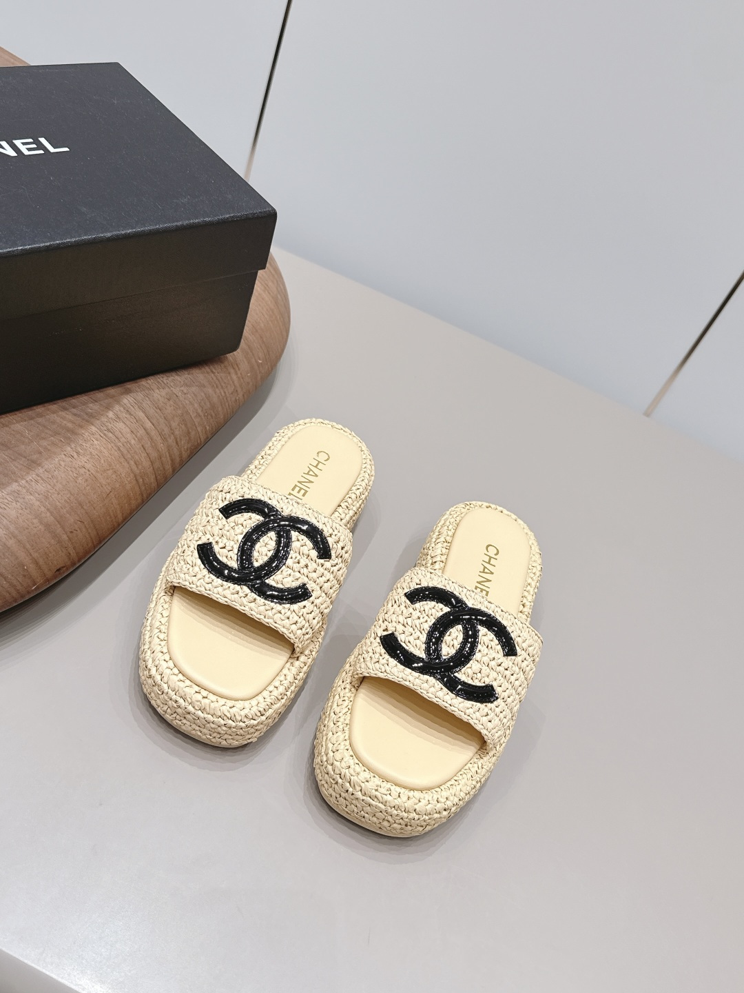 NO:871616,'Exclusive top version' CHANE*L Xiaoxiang 2026 vs early spring popular sandals series... [Round-toe thick-soled sandals] Customized leather surface, color, customized unique leather strapping complex craftsmanship, Milan catwalk main recommendation, super hot. High-end handmade series, really beautiful!  The upper foot is super good-looking, playful and high-end, the thick sole increases height and is versatile, a must-have for summer... The fabric is original custom-woven raffia, the lining is original custom-made sheepskin, the foot pad is original custom-made sheepskin, the outsole is original molded foam combination sole, the packaging is the original full set of packaging.19860909《独家顶级版本》 CHANE*L小香2026vs早春爆款凉鞋系列……【圆头厚底凉拖】 定制皮面、颜色、定制独特的穿皮条复杂工艺、米兰走秀主推款,超火爆. 高级手工系列,真的太美了！上脚超级好看,俏皮又高级,厚底增高百搭 夏日必备…… 面料原版定制编织拉菲草 内里原版定制羊皮 垫脚原版定制羊皮 大底原版开模发泡组合底 包装原版全套包装 码数35-39（40.41.定制不退换） 颜色官网同步更新,拖鞋,chanel,sandals,slippers,sheepskin,Women's Shoes