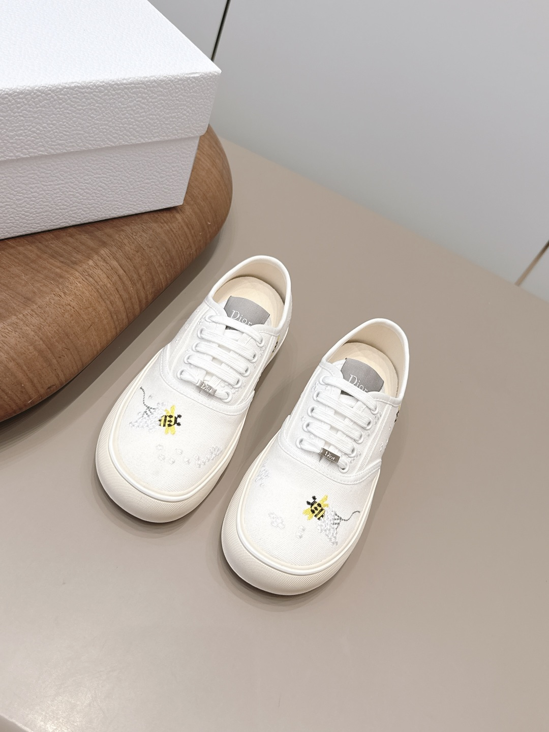 NO:871688,: Men and women's 'Exclusive top version' D*IOR Dior's classic casual popular series... [Couple's round toe thick-soled casual shoes] Based on the classic sneaker version, adding deconstructed element design. The classic brand number logo is perfectly presented on the tail of the shoe. The circle surrounds the '23' logo on the shoe line. The original customized cowhide mesh embroidery letter craft is full of fun, showing the fashionable design sense of Margiela. It will be the top when it is launched. The upper foot is the king... Fabric original custom weaving electric embroidery process  Original customized high-density muslin lining, original customized injection molding for feet, original open molded outsole, code number 35-44 (41 for women, 45 for men. Customized, non-returnable), original full set of packaging, color updated simultaneously on the official website, casual shoes/sports shoes, masion margiela, sneakers, cowhide19860909: 女男《独家顶级版本》  D*IOR迪*奥经典休闲爆款系列……【情侣圆头厚底休闲鞋】 以经典球鞋的版型为基础 加入解构元素设计 经典品牌数字logo在鞋尾完美呈现 圆圈围绕鞋履线“23”标志, 原版定制牛皮网刺绣字母工艺,玩味十足,尽显马吉拉时髦设计感,上市即巅峰 上脚即王者… 面料原版定制织布电绣工艺 内里原版定制高密度细布 垫脚原版定制注塑成型 大底原版开模组合底 码数35-44（女41.男45.定制不退换） 包装原版全套包装 颜色官网同步更新,休闲鞋/运动鞋,masion margiela,sneakers,cowhide,Women's Shoes