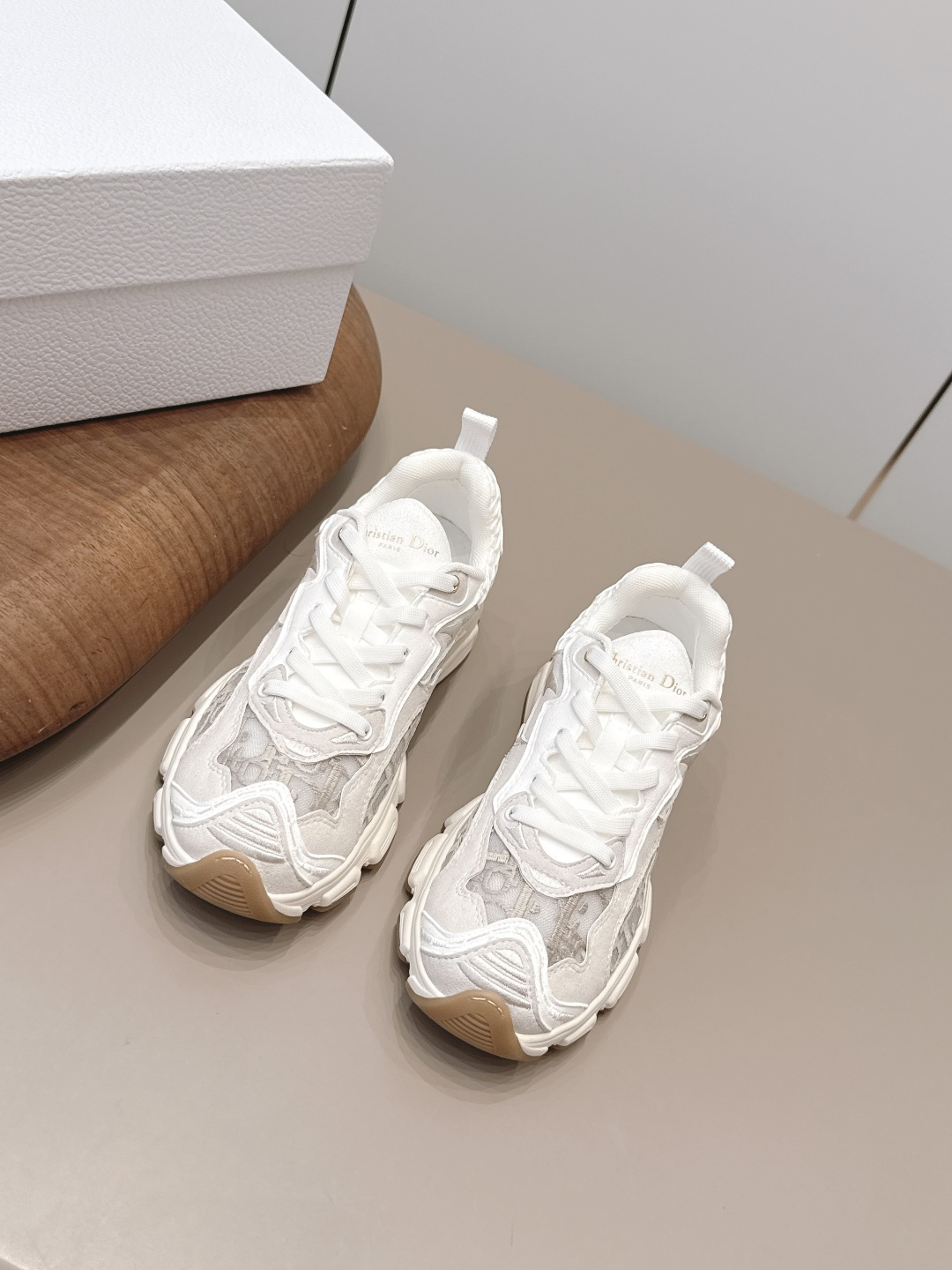 NO:871758,: 'Exclusive top version' D*IOR Dior ~ 26vs early spring new color casual hot series... [Color-blocked thick-soled casual shoes] Based on the classic sneaker version, adding deconstructed elements to the design. The classic brand digital logo is perfectly presented on the tail of the shoe. The circle surrounds the '23' logo on the shoe line, and the original customized cowhide mesh embroidery letter craft is full of playfulness, showing the fashionable design of Margiela. It is the pinnacle when it is launched. Fabric:  Original customized cowhide breathable mesh electric embroidery Inner: Original customized breathable mesh Foot pads: Original customized breathable mesh Outsole: Original open-mold TPU suction molding bottom Size: 35-39 (40.41. Customized non-refundable) Packaging: Original full set of packaging Color: Official website updated simultaneously, casual shoes/sports shoes, masion margiela, sneakers, cowhide19860909:《独家顶级版本》  D*IOR迪*奥～26vs早春新色休闲爆款系列……【拼色厚底休闲鞋】 以经典球鞋的版型为基础 加入解构元素设计 经典品牌数字logo在鞋尾完美呈现 圆圈围绕鞋履线“23”标志, 原版定制牛皮网刺绣字母工艺,玩味十足,尽显马吉拉时髦设计感,上市即巅峰 上脚即王者 面料: 原版定制牛猄透气网电绣 内里: 原版定制透气网 垫脚: 原版定制透气网 大底: 原版开模TPU吸模成型底 码数: 35-39（40.41.定制不退换） 包装: 原版全套包装 颜色:官网同步更新,休闲鞋/运动鞋,masion margiela,sneakers,cowhide,Women's Shoes