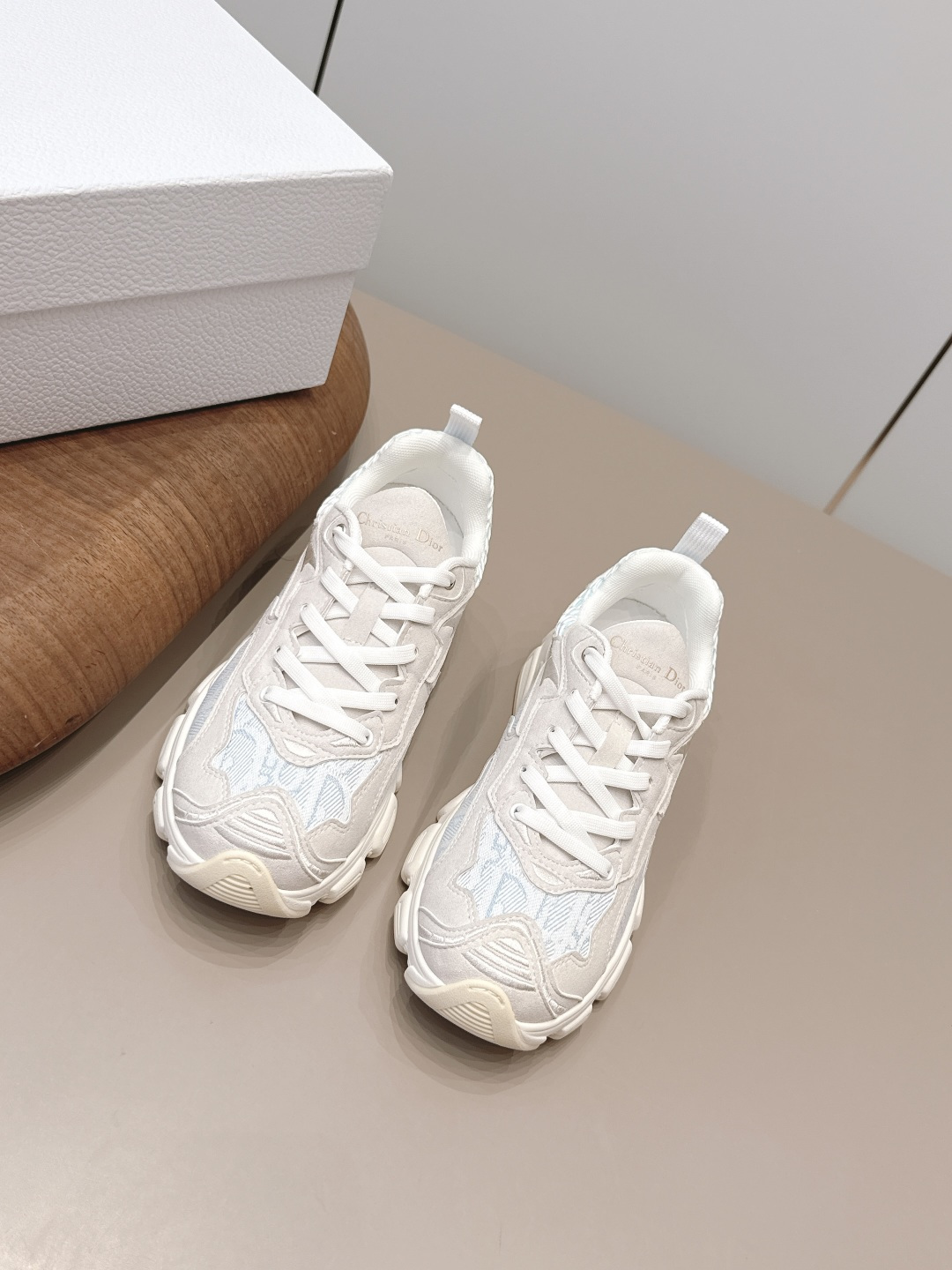 NO:871749,: 'Exclusive top version' D*IOR Dior ~ 26vs early spring new color casual hot series... [Color-blocked thick-soled casual shoes] Based on the classic sneaker version, adding deconstructed elements to the design. The classic brand digital logo is perfectly presented on the tail of the shoe. The circle surrounds the '23' logo on the shoe line, and the original customized cowhide mesh embroidery letter craft is full of playfulness, showing the fashionable design of Margiela. It is the pinnacle when it is launched. Fabric:  Original customized cowboy jacquard fabric Lining: Original customized breathable mesh Feet: Original customized breathable mesh Outsole: Original open-mold TPU suction molding bottom Size: 35-39 (40.41. Customized non-returnable) Packaging: Original full set of packaging Color: Official website updated simultaneously, casual shoes/sports shoes, masion margiela, sneakers, cowhide19860909:《独家顶级版本》  D*IOR迪*奥～26vs早春新色休闲爆款系列……【拼色厚底休闲鞋】 以经典球鞋的版型为基础 加入解构元素设计 经典品牌数字logo在鞋尾完美呈现 圆圈围绕鞋履线“23”标志, 原版定制牛皮网刺绣字母工艺,玩味十足,尽显马吉拉时髦设计感,上市即巅峰 上脚即王者 面料: 原版定制牛猄提花布料 内里: 原版定制透气网 垫脚: 原版定制透气网 大底: 原版开模TPU吸模成型底 码数: 35-39（40.41.定制不退换） 包装: 原版全套包装 颜色:官网同步更新,休闲鞋/运动鞋,masion margiela,sneakers,cowhide,Women's Shoes