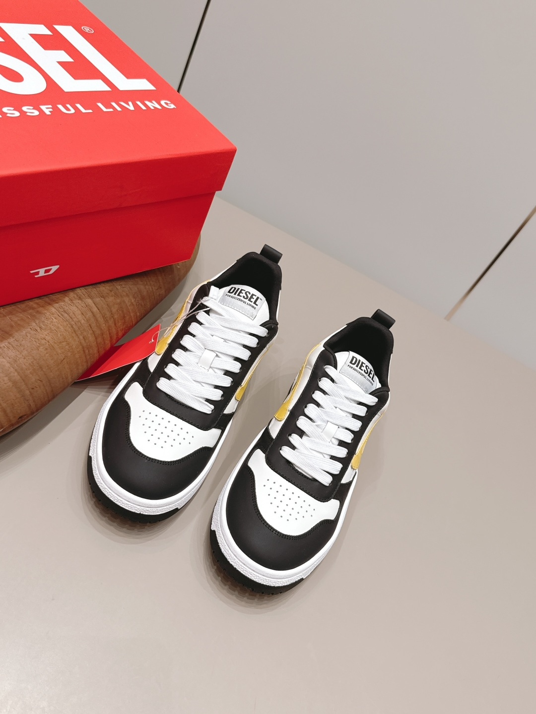 NO:871710,: Men's 'Exclusive Top Version' DIESEL Niche ~ 2026 vs. Internet celebrity popular casual series... [Men's Thick-soled Casual Shoes] Original purchase, development and production. DIESEL has a unique American retro style, with a solid leather shoe body and a versatile appearance with a retro atmosphere, matched with the brand's classic logo. It has been loved by many fashion celebrities. DIESEL is often worn in private wear, neat and stylish...  Fabric original custom cowhide/color matching process Original custom breathable mesh lining Original custom injection molding for feet Original open mold TPU molding outsole Original full set of packaging Code number 39-44 (45. Customization is non-returnable) Color: official website updated simultaneously, casual shoes/sports shoes, sneakers, cowhide19860909: 男款《独家顶级版本》  DIESEL迪赛小众～2026vs春夏网红爆款休闲系列…【男款厚底休闲鞋】  原版购入开发 做货 DIESEL迪赛,富有独特美式复古风格,以扎实的皮革鞋身与复古氛围的百搭外型,配搭品牌经典的标志,获得许多时尚名人的喜爱,DIESEL迪赛,更经常于私下穿搭中穿戴鞋款,俐落有型… 面料原版定制牛皮/拼色工艺 内里原版定制透气网 垫脚原版定制注塑成型 大底原版开模TPU成型底 包装原版全套包装 码数39-44（45.定制不退换） 颜色:官网同步更新,休闲鞋/运动鞋,sneakers,cowhide,Women's Shoes