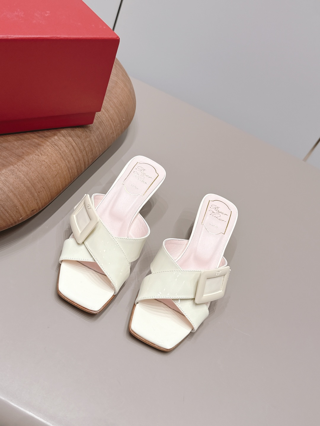 NO:871671,: 'Exclusive top version' ROGE*VIVIE*2026vs early spring new fashion sandals series... [Square toe square buckle sandals] RV originates from the French Paris fashion design brand - classic single shoe series RV is the brand to pursue!  Each one can be said to be the best!  The appearance goes well with the clothes in the wardrobe. The square buckle also makes the match look more grand and impressive in and out of various places. Fabric: Original customized patent leather/square buckle Lining: Original customized sheepskin Foot: Original customized sheepskin Outsole: Original Italian genuine leather outsole Heel height: 4.5cm Size: 35-39 (34.40.41.42. Customization is not returnable) Packaging: Original full set of packaging  Color: official website updated simultaneously, high heels and slippers, roger vivor, sandals, high heels, slippers, sheepskin, Leather soles19860909: 《独家顶级版本》  ROGE*VIVIE*2026vs早春新品时装凉鞋系列……【方头方扣凉拖】 RV源于法国巴黎时尚设计品牌— —经典单鞋系列 RV是追求的品牌！每一款都可谓是做到了极致！ 外观很好搭配,衣柜的衣服都能搭配的很出众,方扣也是让搭配看起来更大气,进出各种场所都有气势 面料: 原版定制漆皮/方扣 内里: 原版定制羊皮 垫脚: 原版定制羊皮 大底: 原版意大利真皮大底 跟高: 4.5cm 码数: 35-39（34.40.41.42.定制不退换） 包装:原版全套包装 颜色:官网同步更新,高跟鞋拖鞋,roger vivier,sandals,high heels,slippers,sheepskin,Leather soles,Women's Shoes