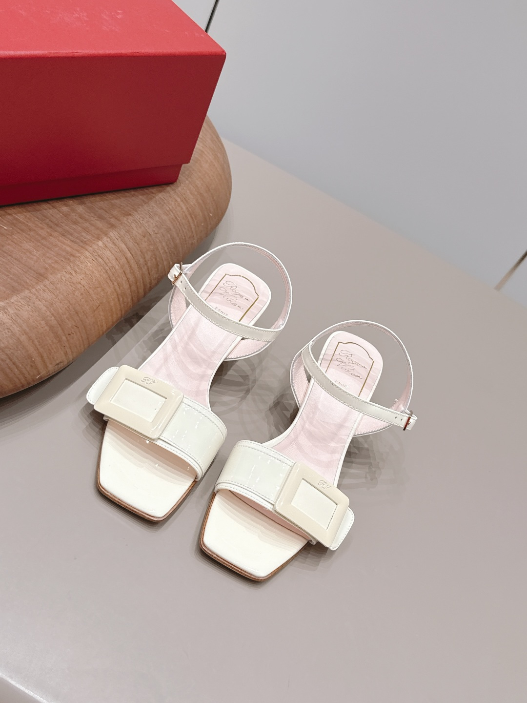 NO:871654,: 'Exclusive top version' ROGE*VIVIE*2026vs early spring new fashion sandals series... [Square toe square buckle sandals] RV originated from the Paris, France fashion design brand - classic single shoe series RV is the brand to pursue!  Each one can be said to be the best!  The appearance goes well with the clothes in the wardrobe. The square buckle also makes the match look more grand and impressive in and out of various places. Fabric: Original customized patent leather/square buckle Lining: Original customized sheepskin Foot: Original customized sheepskin Outsole: Original Italian genuine leather outsole Heel height: 4.5cm Size: 35-39 (34.40.41.42. Customization is not returnable) Packaging: Original full set of packaging  Color: official website updated simultaneously, high heels and slippers, roger vivor, sandals, high heels, slippers, sheepskin, Leather soles19860909: 《独家顶级版本》  ROGE*VIVIE*2026vs早春新品时装凉鞋系列……【方头方扣凉鞋】 RV源于法国巴黎时尚设计品牌— —经典单鞋系列 RV是追求的品牌！每一款都可谓是做到了极致！ 外观很好搭配,衣柜的衣服都能搭配的很出众,方扣也是让搭配看起来更大气,进出各种场所都有气势 面料: 原版定制漆皮/方扣 内里: 原版定制羊皮 垫脚: 原版定制羊皮 大底: 原版意大利真皮大底 跟高: 4.5cm 码数: 35-39（34.40.41.42.定制不退换） 包装:原版全套包装 颜色:官网同步更新,高跟鞋拖鞋,roger vivier,sandals,high heels,slippers,sheepskin,Leather soles,Women's Shoes