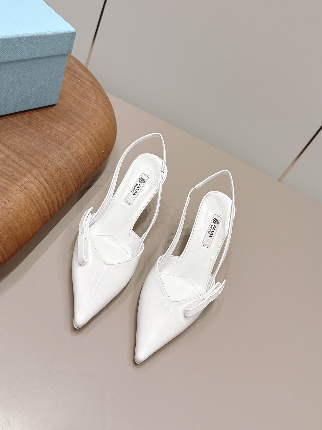 NO:871709,: 'Exclusive top version' PRA*D Pra*da 2026 vs early spring catwalk popular fashion shoe series...[Pointed toe back empty shoes]  PRADA's spring and summer T-stage catwalk show is the same style as 'Dream Never Sleeps'. Prada can use it on important occasions. The fresh style has a bit of nobility and is perfect on the feet. When worn with this shoe, it is elegant and crystal clear, regardless of the material of various accessories.  , all are exclusively customized one to one, and must be zero distance from the original version. The entire series is full of exciting and unexpected combinations of elements, different materials, textures of fabrics, and a strong artistic atmosphere, allowing you to appreciate the ever-changing style of Prada girls...  Upper: Original customized patent leather Lining: Original customized sheepskin Foot pads: Original customized sheepskin Outsole: Original customized leather outsole Heel height: 7.5cm Packaging: Original complete package Number of yards: 35-39 (34.40.41.42. Customized non-returnable) Color: Official website updated simultaneously, high-heeled sandals, prada, prada, sandals, high heels, sheepskin, Leather soles19860909: 《独家顶级版本》 PRA*D普拉*达2026vs早春走秀爆款时装单鞋系列 ……【尖头后空单鞋】 PRADA春夏T台走秀网红同款＂造梦不夜城＂,Prada能在重要场合上用得上了,小清新风带点贵气的感觉,上脚非常完美,穿搭配上此鞋,优雅大方,晶莹剔透,无论各种配件材质,都是独家一比一定制,必做到原版零距离,整个系列都充满了令人兴奋和意外的元素结合,不同的材质,肌理的面料的表现,具有极浓的艺术气息,让你领略Prada女孩的百变风格…… 鞋面: 原版定制漆皮 内里: 原版定制羊皮 垫脚: 原版定制羊皮 大底: 原版定制真皮大底 跟高: 7.5cm 包装: 原版全套包装 码数: 35-39(34.40.41.42.定制不退换） 颜色:官网同步更新,高跟鞋凉鞋,prada,prada,sandals,high heels,sheepskin,Leather soles,Women's Shoes