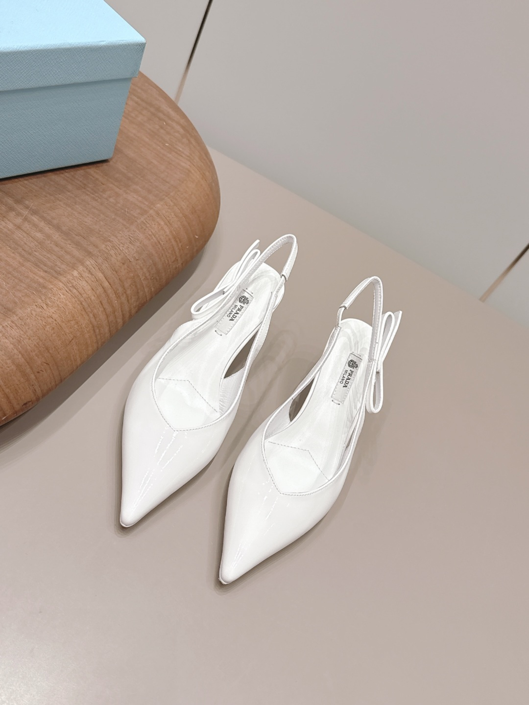 NO:871734,: 'Exclusive top version' PRA*D Pra*da 2026 vs early spring catwalk popular fashion shoe series...[Pointed toe back empty shoes]  PRADA's spring and summer T-stage catwalk show is the same style as 'Dream Never Sleeps'. Prada can use it on important occasions. The fresh style has a bit of nobility and is perfect on the feet. When worn with this shoe, it is elegant and crystal clear, regardless of the material of various accessories.  , all are exclusively customized one to one, and must be zero distance from the original version. The entire series is full of exciting and unexpected combinations of elements, different materials, textures of fabrics, and a strong artistic atmosphere, allowing you to appreciate the ever-changing style of Prada girls...  Upper: Original customized patent leather Lining: Original customized sheepskin Foot pads: Original customized sheepskin Outsole: Original customized leather outsole Heel height: 5.5cm Packaging: Original complete package Number of yards: 35-39 (34.40.41.42. Customized non-returnable) Color: Official website updated simultaneously, high heels and sandals, prada, prada, sandals, high heels, sheepskin, Leather soles19860909: 《独家顶级版本》 PRA*D普拉*达2026vs早春走秀爆款时装单鞋系列 ……【尖头后空单鞋】 PRADA春夏T台走秀网红同款＂造梦不夜城＂,Prada能在重要场合上用得上了,小清新风带点贵气的感觉,上脚非常完美,穿搭配上此鞋,优雅大方,晶莹剔透,无论各种配件材质,都是独家一比一定制,必做到原版零距离,整个系列都充满了令人兴奋和意外的元素结合,不同的材质,肌理的面料的表现,具有极浓的艺术气息,让你领略Prada女孩的百变风格…… 鞋面: 原版定制漆皮 内里: 原版定制羊皮 垫脚: 原版定制羊皮 大底: 原版定制真皮大底 跟高: 5.5cm 包装: 原版全套包装 码数: 35-39(34.40.41.42.定制不退换） 颜色:官网同步更新,高跟鞋凉鞋,prada,prada,sandals,high heels,sheepskin,Leather soles,Women's Shoes