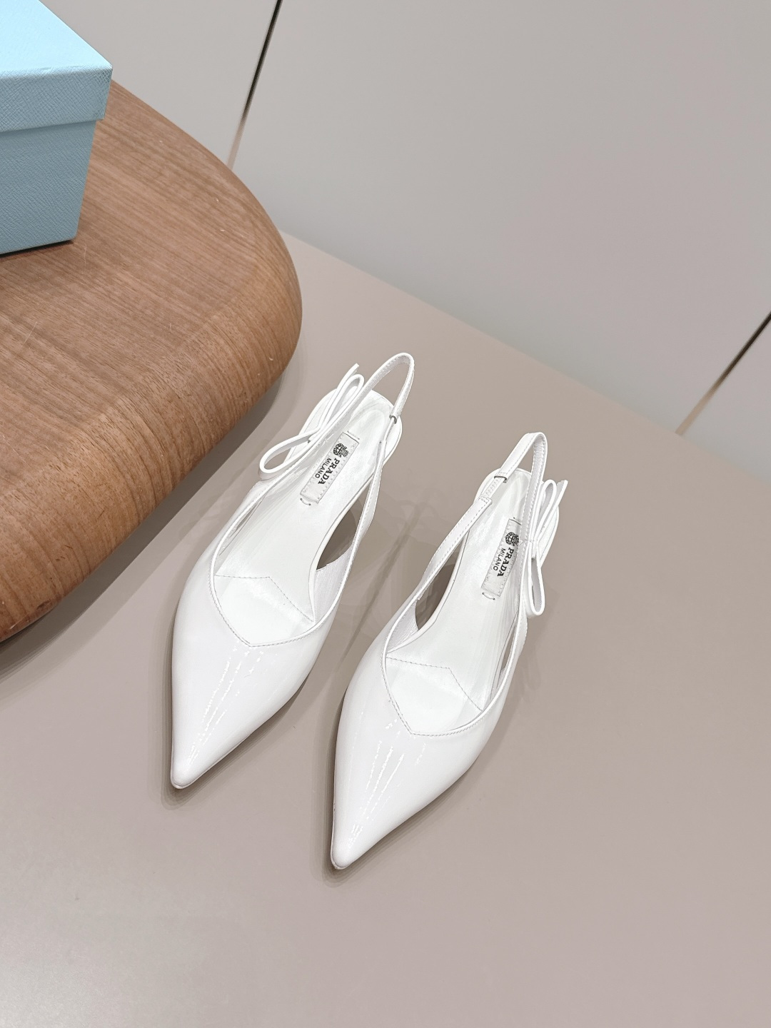 NO:871725,: 'Exclusive top version' PRA*D Pra*da 2026 vs early spring catwalk popular fashion shoe series...[Pointed toe back empty shoes]  PRADA's spring and summer T-stage catwalk show is the same style as 'Dream Never Sleeps'. Prada can use it on important occasions. The fresh style has a bit of nobility and is perfect on the feet. When worn with this shoe, it is elegant and crystal clear, regardless of the material of various accessories.  , all are exclusively customized one to one, and must be zero distance from the original version. The entire series is full of exciting and unexpected combinations of elements, different materials, textures of fabrics, and a strong artistic atmosphere, allowing you to appreciate the ever-changing style of Prada girls...  Upper: Original customized patent leather Lining: Original customized sheepskin Foot pads: Original customized sheepskin Outsole: Original customized leather outsole Heel height: 7.5cm Packaging: Original complete package Number of yards: 35-39 (34.40.41.42. Customized non-returnable) Color: Official website updated simultaneously, high-heeled sandals, prada, prada, sandals, high heels, sheepskin, Leather soles19860909: 《独家顶级版本》 PRA*D普拉*达2026vs早春走秀爆款时装单鞋系列 ……【尖头后空单鞋】 PRADA春夏T台走秀网红同款＂造梦不夜城＂,Prada能在重要场合上用得上了,小清新风带点贵气的感觉,上脚非常完美,穿搭配上此鞋,优雅大方,晶莹剔透,无论各种配件材质,都是独家一比一定制,必做到原版零距离,整个系列都充满了令人兴奋和意外的元素结合,不同的材质,肌理的面料的表现,具有极浓的艺术气息,让你领略Prada女孩的百变风格…… 鞋面: 原版定制漆皮 内里: 原版定制羊皮 垫脚: 原版定制羊皮 大底: 原版定制真皮大底 跟高: 7.5cm 包装: 原版全套包装 码数: 35-39(34.40.41.42.定制不退换） 颜色:官网同步更新,高跟鞋凉鞋,prada,prada,sandals,high heels,sheepskin,Leather soles,Women's Shoes