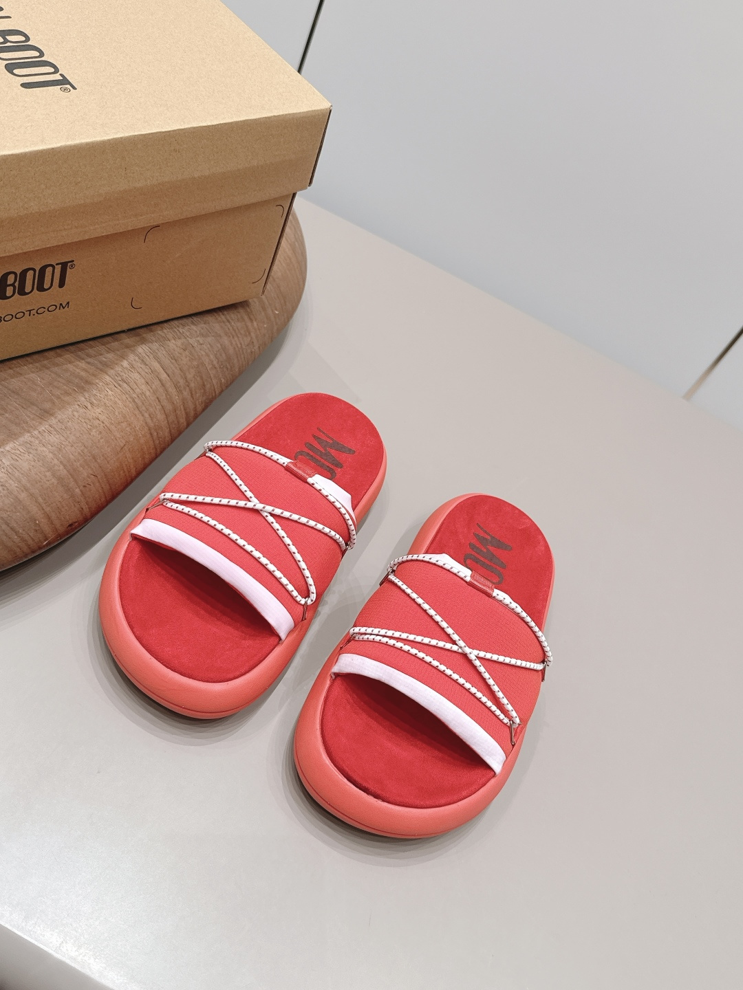 NO:871644,'Exclusive top version' Moon Boot 2026 vs the latest spring and summer sandals series... Moon Boot is designed with retro sandals as the design inspiration, and the childlike colors rejuvenate! The entire shoe is breathable and comfortable, the knitted wool upper is lightweight, and the upper splicing is wrapped with soft and luxurious sheepskin inlays, which has more taste and attitude! Original custom fabric/strap craftsmanship Original custom fabric lining Original custom cashmere outsole Original open mold TPU foam molded bottom  Code number 35-39 (40. Customized) Original full set of packaging Color official website updated simultaneously, slippers, sandals, slippers, sheepskin19860909《独家顶级版本》 Moon Boot 2026vs春夏最新凉鞋系列…… Moon Boot 以复古凉鞋为设计灵感,童趣 的色彩焕发青春活力! 整个鞋子透气舒适,织毛鞋面自重轻盈,鞋帮 拼接处以柔软奢华的羊皮镶嵌包裹,更具品味与态度喔! 面料原版定制织布/绑带工艺 内里原版定制织布 垫脚原版定制羊绒 大底原版开模TPU发泡成型底 码数35-39（40.定制） 包装原版全套包装 颜色官网同步更新,拖鞋,sandals,slippers,sheepskin,Women's Shoes