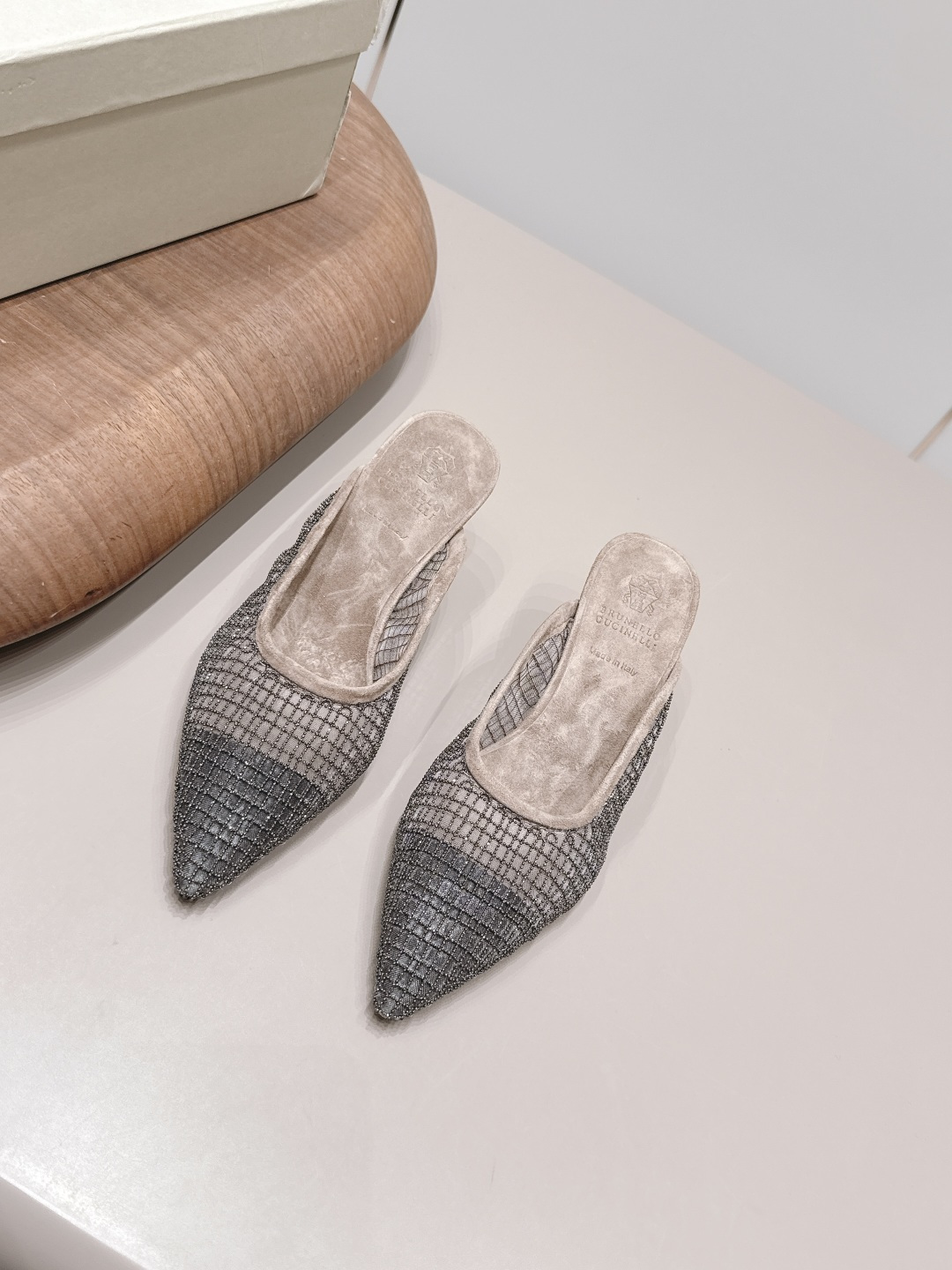 NO:871703,'Exclusive Top Edition' BrunelloCucinell*·BC 26vs the latest square-toe shoe series for spring and summer... Square-toe shoes have always been very feminine, elegant, refined, not hasty or slow, and have a kind of temperament that many loafers cannot match. But if pointed-toe high heels are tired after being worn for a long time, then a pair of square-toe flat shoes that are easy to wear and look good are just needed. Imported cowhide, fine leather, foot feel is very important. Needless to say, this needs to be said. Women know the importance of a good pair of shoes.  To avoid all kinds of friction and wear on your feet, a delicate texture is a must... Fabric: Original customized suede/mesh/bead chain craftsmanship Lining: Original customized sheepskin Foot pads: Original customized sheepskin Outsole: Original customized leather sole Heel height: 6cm Size: 35-39 (40.41.42 customized non-refundable) Packaging: Original full set of packaging Color: Official website updated simultaneously, half-slip sandals, brunello  cucinelli,loafers,sandals,flats,high heels,cowhide,sheepskin,chamois leather19860909《独家顶级版》BrunelloCucinell*·BC 26vs春夏最新方头单鞋系列… 方头鞋一贯是很有女人味的 优雅 精致不急不缓 是有一种气质的这是很多乐福鞋比拟不了的 但是如果尖头高跟鞋穿久了累 那么一双好穿好看的方头平底鞋就是刚需了 进口牛皮 皮质细腻 脚感很重要 这个不需要多说 女人太懂一双好鞋的重要性了 避免各种摩擦磨脚 细腻的质感就是必须要有的… 面料: 原版定制麂皮/网纱/珠链工艺 内里: 原版定制羊皮 垫脚: 原版定制羊皮 大底: 原版定制真皮底 跟高: 6cm 码数: 35-39（40.41.42定制不退换） 包装: 原版全套包装 颜色:官网同步更新,半拖凉鞋,brunello cucinelli,loafers,sandals,flats,high heels,cowhide,sheepskin,chamois leather,Women's Shoes