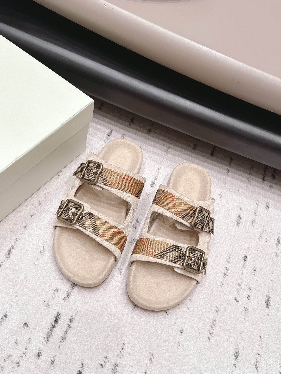 NO:871599,: Couple's 'Exclusive Top Version' BURBERRY 26 vs Couple's Sandals Series... [Couple's Beach Thick-soled Sandals] It has been touted by many internet celebrities. I bought the original version from Japan. This series will be released. I spent a lot of money to buy the entire series, just to buy it all [Bomb] The sole is a double-layer leather outsole, combined with three genuine leather welts. The rubber outsole on the market is really low, and the higher version is for me!  It has been announced for a long time and is now shipping!  I just want to be the best. The original shoe box is so grand. It’s absolutely stunning when you get it. —————————————— Fabric: Original customized suede/embossed craftsmanship. Lining: Original customized sheepskin. Foot pads: Original customized sheepskin. Sole: Original molded two-color bottom. Packaging: Original full set of packaging. Code number: 35-44 (41 for women, 45 for men. Customized)  Color: official website updated simultaneously, slippers, burberry, burberry, slippers, sheepskin, chamois leather, Leather soles19860909: 情侣《独家顶级版本》 BURBERRY巴宝莉26vs情侣凉拖系列……【情侣沙滩厚底凉拖】  受到众多网红吹捧,日本代购入原版,这个系列都会出,花了大价钱买了整个系列,就是打算一盘到底[炸弹] 鞋底是双层真皮大底,三条真皮沿条组合而成,市面上出的橡胶大底真的好Low,高版本认准我家！预告了好久,现在才出货！就是想做最好的.原版鞋盒别提多大气.到手绝对惊艳 ———————————————— 面料: 原版定制麂皮/压花工艺 内里: 原版定制羊皮 垫脚: 原版定制羊皮 鞋底: 原版开模双色底 包装: 原版全套包装 码数: 35-44（女41.男45.定制） 颜色:官网同步更新,拖鞋,burberry,burberry,slippers,sheepskin,chamois leather,Leather soles,Women's Shoes