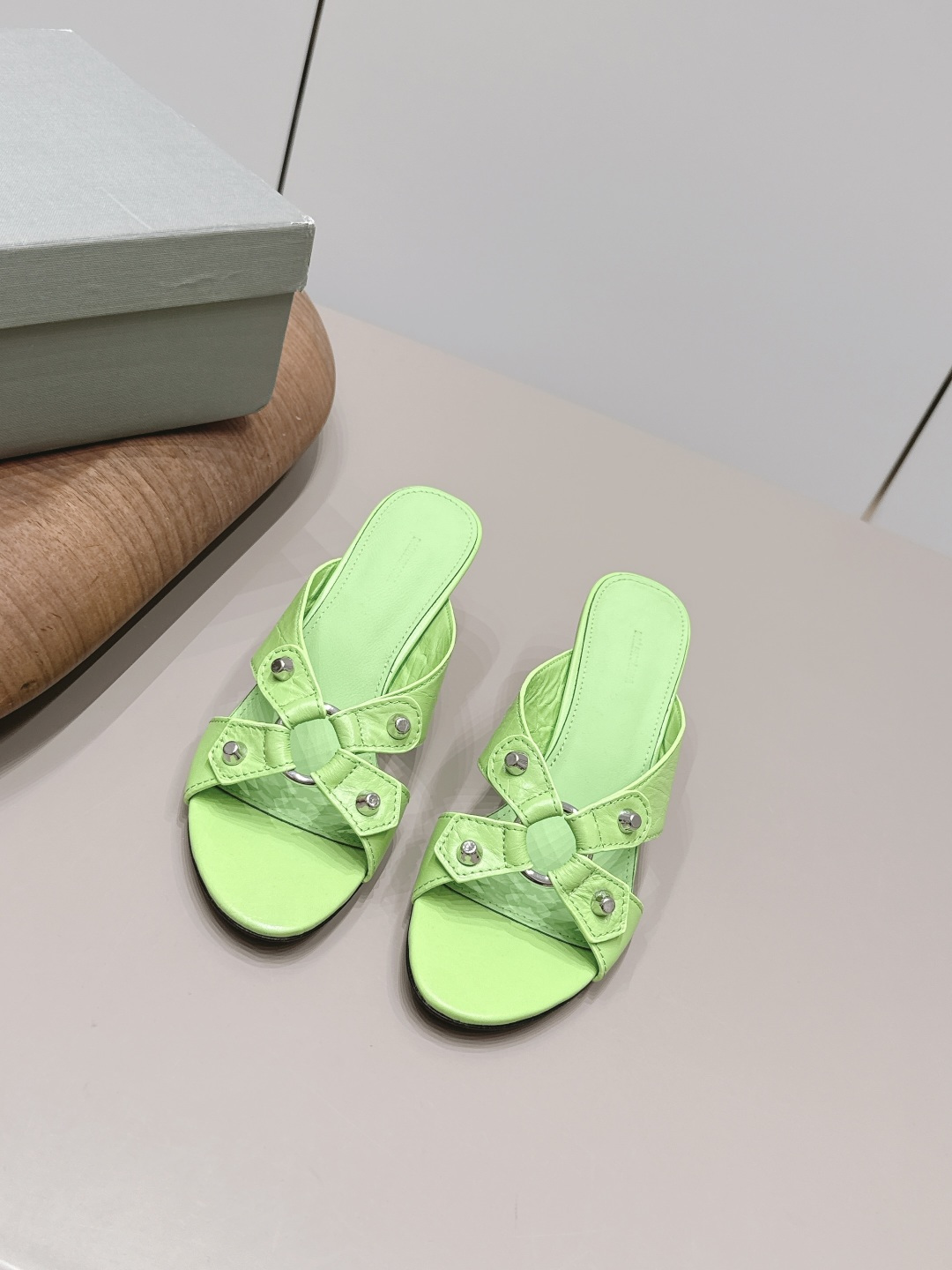 NO:871624,: 'Exclusive top version' B*ALENCIAG*A~2026vs spring and summer fashion sandals series... [Round-head willow nail sandals] The unique foot mask shape has won the hearts of women. Cute personality. Comfortable and soft on the feet. Elegant and generous. A must-have item for fashion people... Fabric original custom sheepskin custom rivets Lining original custom sheepskin Foot pads original custom sheepskin Outsole Original custom leather outsole Heel height 6.5cm Packaging Original full package  Size 35-39 (40.41..Customized) Color: Official website updated simultaneously, high heels and slippers, sandals, high heels, slippers, sheepskin, Leather soles19860909: 《独家顶级版本》 B*ALENCIAG*A~2026vs春夏时装凉鞋系列……【圆头柳钉凉拖】 别具一格的脚膜造型深得女人心 可爱个性 上脚舒适柔软 优雅大方 潮人必备单品…… 面料原版定制羊皮定制柳钉 内里原版定制羊皮 垫脚原版定制羊皮 大底原版定制真皮大底 跟高6.5cm 包装原版全套包装 码数35-39（40.41..定制） 颜色:官网同步更新,高跟鞋拖鞋,sandals,high heels,slippers,sheepskin,Leather soles,Women's Shoes