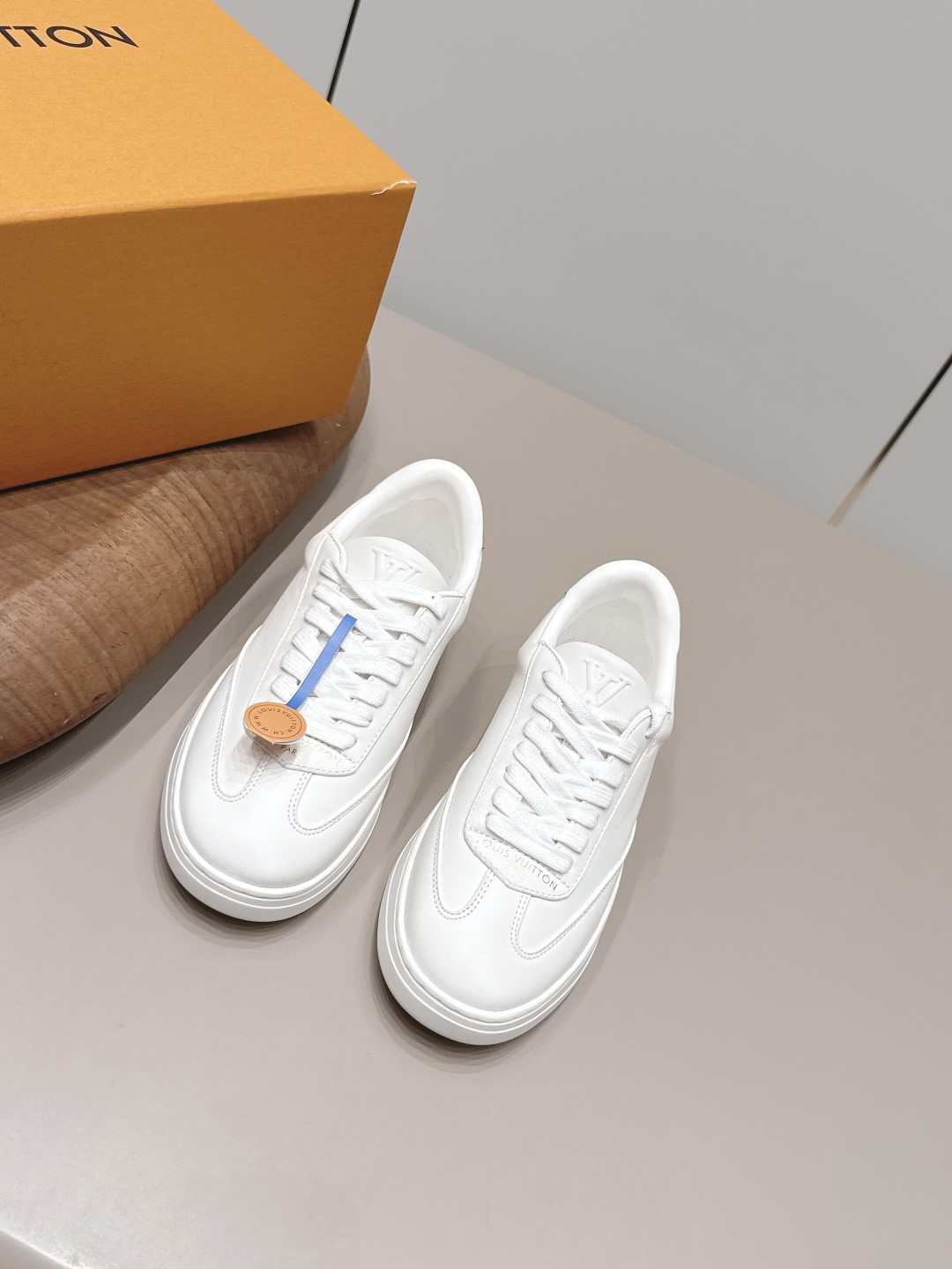 NO:871679,Couple's 'Top Exclusive First Release' [Couple Thick-soled Casual Shoes] LV 26's new color debut in early spring is really a new style. Sisters, it looks so good on your feet. Buy the original version at the counter and develop it one to one. All the details, materials, quality, are the same as those at the counter, and you will get the latest luxurious packaging... Fabric: Original customized cowhide Lining: Original customized sheepskin Foot pads: Original customized sheepskin Outsole: Original molded TPU molded sole Packaging: Original upgraded full package  Size: 35-44 (Female 41. Men 45. Customization is non-refundable) Color: Official website updated simultaneously, casual shoes/sports shoes, louis vuitton, sneakers, cowhide, sheepskin19860909情侣《顶级独家首发》【情侣厚底休闲鞋】 LV 26早春新色首发真的又是新一款王炸新款,姐妹们,上脚太好看啦专柜购买原版一比一开发,所有细节,材料,品质,跟专柜无区别,再送豪华最新大包装…… 面料: 原版定制牛皮 内里: 原版定制羊皮 垫脚: 原版定制羊皮 大底: 原版开模TPU成型底 包装: 原版升级全套包装 码数: 35-44（女41.男45.定制不退换） 颜色:官网同步更新,休闲鞋/运动鞋,louis vuitton,sneakers,cowhide,sheepskin,Women's Shoes