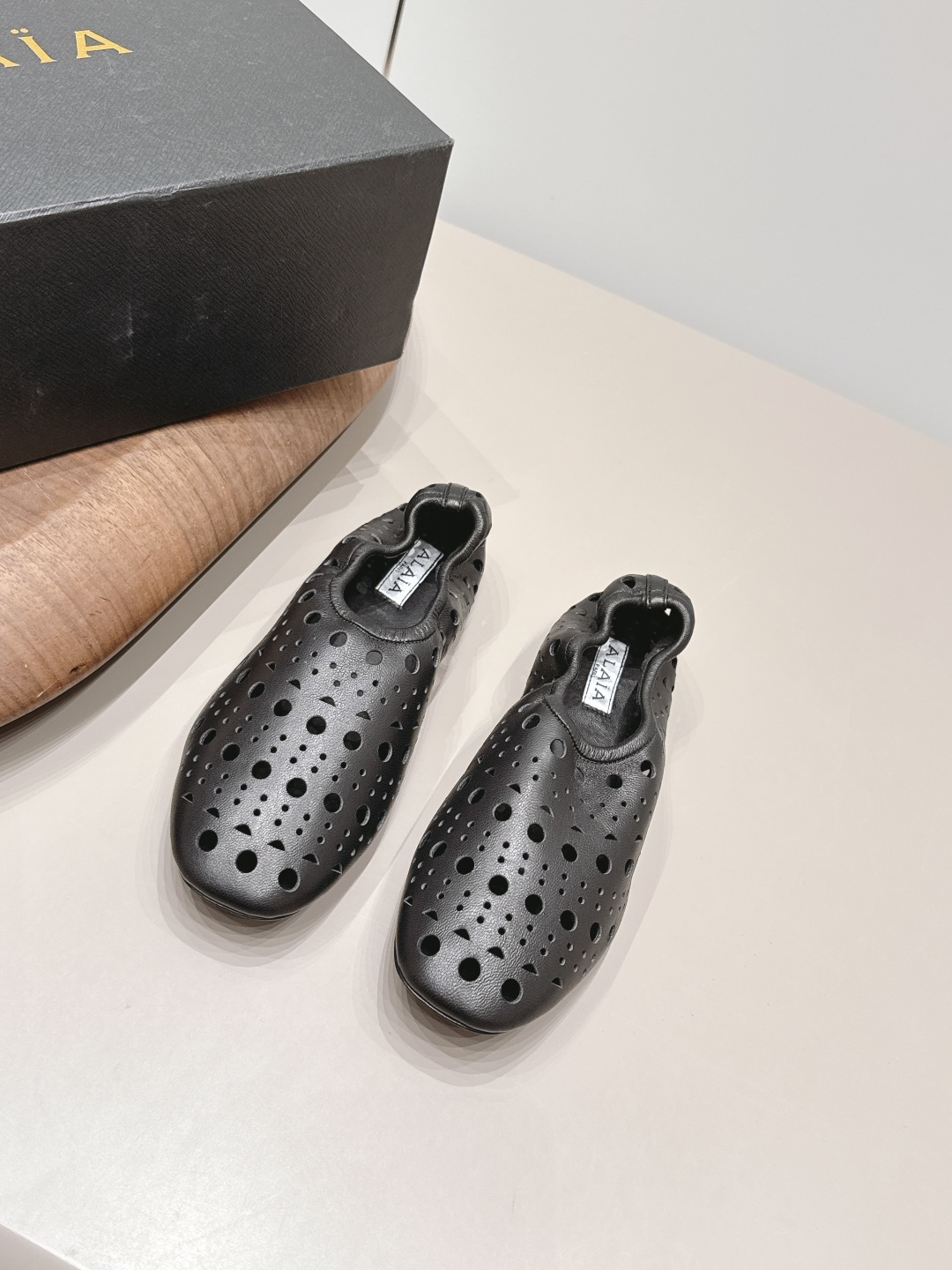 NO:871664,: 'Exclusive top version' niche ALAIA 2026 vs spring and summer round toe shoes series... [Round toe punched flat shoes] ALAIA has another sexy side. With different styles, different styles can be easily controlled, whether jeans, suit pants, or pleated skirts, it can upgrade your outfit to fashion, elegance and excellence. Fabric: Original custom sheepskin/punching process Lining: Original custom sheepskin Foot pads: Original custom sheepskin Outsole:  Original customized genuine leather sole Size: 35-39 (40.41.42 customization is non-refundable) Packaging: Original full set of packaging Color: Official website updated simultaneously, single shoes, alaia, skirts, jeans, business suit, sheepskin19860909: 《独家顶级版本》  小众ALAIA 2026vs春夏圆头单鞋系列……【圆头冲孔平底单鞋】 阿莱娅还有另外性感的一面 配上不同款式,不同风格都能轻松驾驭,无论牛仔裤,西装裤,还是百褶裙,都能将你的穿搭提升到时尚,优雅和卓越之中 面料: 原版定羊皮/冲孔工艺 内里: 原版定制羊皮 垫脚: 原版定制羊皮 大底: 原版定制真皮底 码数: 35-39（40.41.42定制不退换） 包装: 原版全套包装 颜色:官网同步更新,单鞋,alaia,skirts,jeans,business suit,sheepskin,Women's Shoes