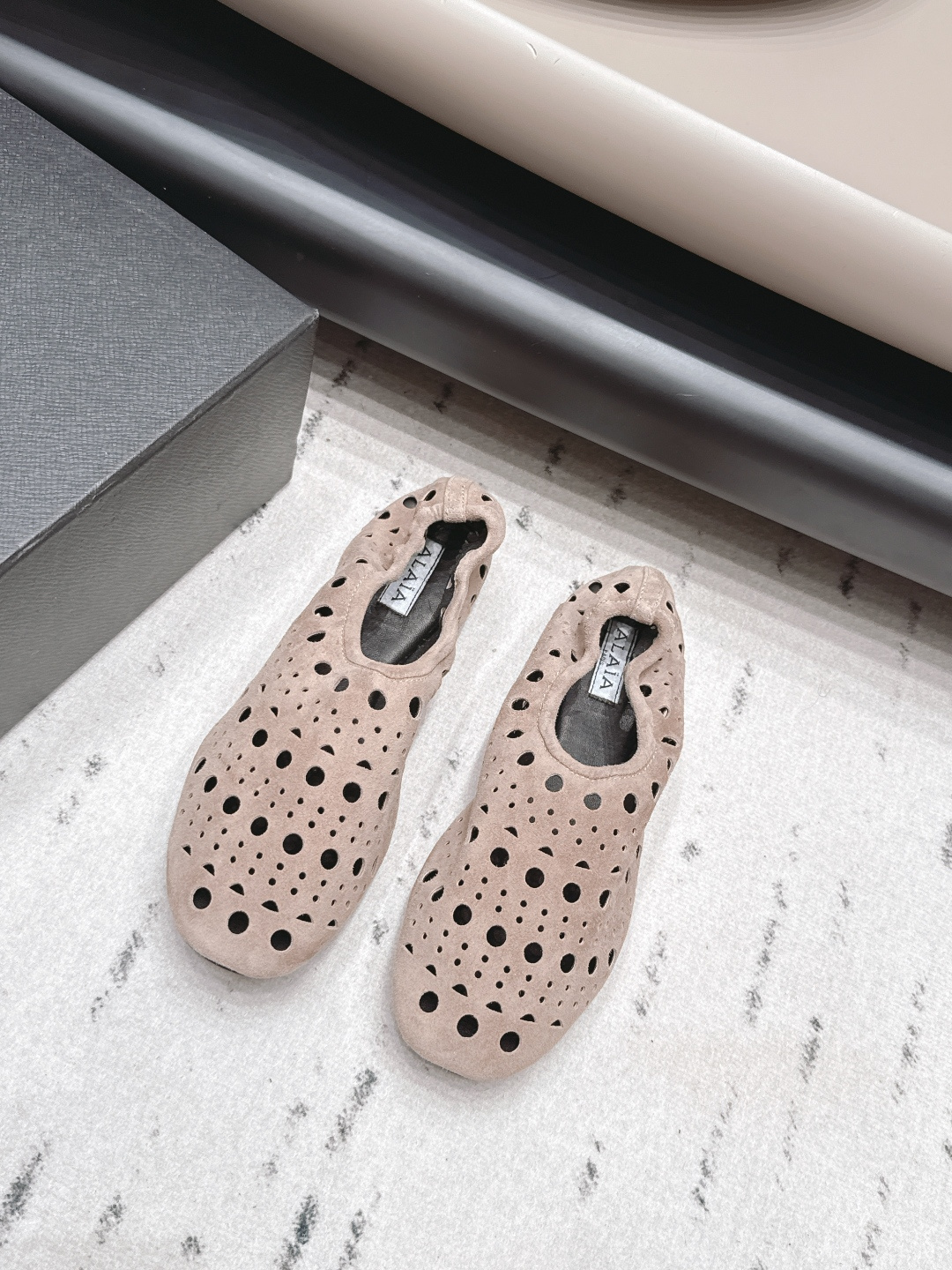 NO:871672,: 'Exclusive top version' Niche ALAIA 2026 vs spring and summer round toe shoes series... [Round toe punched flat shoes] ALAIA has another sexy side. With different styles, different styles can be easily controlled, whether jeans, suit pants, or pleated skirts, it can upgrade your outfit to fashion, elegance and excellence. Fabric: Original custom suede/punching process Lining: Original custom sheepskin Foot pads: Original custom sheepskin Outsole:  Original customized genuine leather sole Size: 35-39 (40.41.42 customization is non-returnable) Packaging: Original full set of packaging Color: Official website updated simultaneously, single shoes, alaia, skirts, jeans, business suit, sheepskin, chamois leather19860909: 《独家顶级版本》  小众ALAIA 2026vs春夏圆头单鞋系列……【圆头冲孔平底单鞋】 阿莱娅还有另外性感的一面 配上不同款式,不同风格都能轻松驾驭,无论牛仔裤,西装裤,还是百褶裙,都能将你的穿搭提升到时尚,优雅和卓越之中 面料: 原版定制麂皮/冲孔工艺 内里: 原版定制羊皮 垫脚: 原版定制羊皮 大底: 原版定制真皮底 码数: 35-39（40.41.42定制不退换） 包装: 原版全套包装 颜色:官网同步更新,单鞋,alaia,skirts,jeans,business suit,sheepskin,chamois leather,Women's Shoes