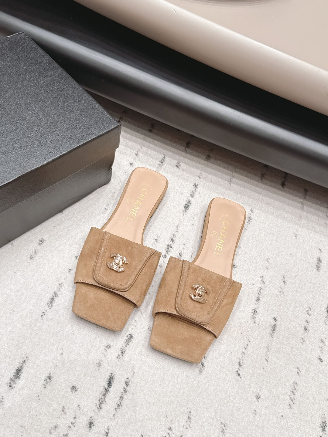 NO:871578,: 'Exclusive top version' CHANE*L Xiaoxiang 2026 vs spring and summer counter fashion sandals series... [Square-toe lock sandals] Ms. Chanel loves simple and irresistible styles. The combination shows a unique dressing style, free mix and match to shine in place and follow the fashionable pace of Grandma Tongxiang!  !  !  The top-notch craftsmanship and texture are perfectly presented. No matter any details, you can compare them with the counters. You can enter and exit the counters at will with the best quality products!  !  Fabric: Original customized cashmere/lock buckle Lining: Original customized sheepskin Foot pads: Original customized leather Outsole: Original customized leather outsole Heel height: 1.0cm Size: 35-39 (40.41.42. Customization is non-returnable) Packaging: Original full set of packaging Color: Official website updated simultaneously, slippers, chanel, chanel, sandals, slippers, sheepskin, Leather soles19860909: 《独家顶级版本》  CHANE*L小香2026vs春夏专柜时装凉鞋系列……【方头锁扣凉拖】  香奈儿女士钟爱简约又难以抗拒系 搭配展现与众不同的穿搭风格、自由混搭闪耀到位跟紧香奶奶时尚步伐！！！ 顶级工艺质感完美呈现,无论任何细节均可对比专柜,最好级别的顶级货,随意进出专柜！！ 面料: 原版定制羊绒/锁扣 内里: 原版定制羊皮 垫脚: 原版定制真皮 大底: 原版定制真皮大底 跟高: 1.0cm 码数: 35-39（40.41.42.定制不退换） 包装: 原版全套包装 颜色: 官网同步更新,拖鞋,chanel,chanel,sandals,slippers,sheepskin,Leather soles,Women's Shoes