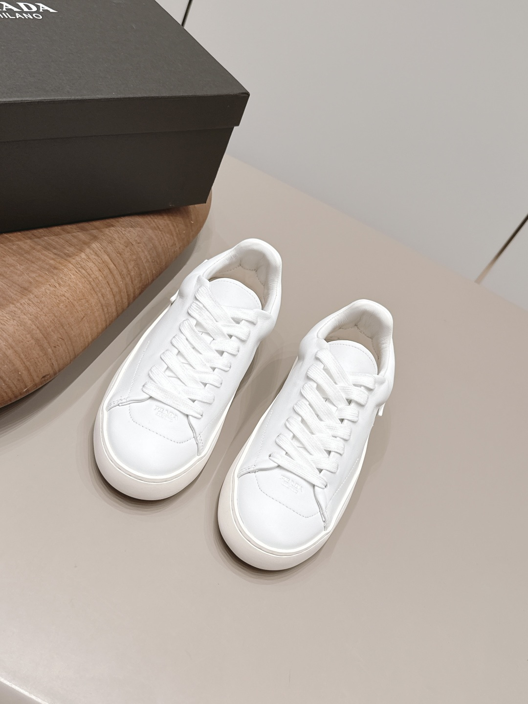 NO:871600,: Couple 'Exclusive top version' PRAD-A Pra*da 2026 vs new casual shoe series... [Couple Thick-soled Casual Shoes] Original 1:1 customization, this year's most fashionable British-style retro casual shoes with color matching straps, worn by many Internet celebrities, this shoe, cowhide color matching, injection molded letter luogo technology, very popular this year, can be worn for both leisure and sports... Fabric: Original customized cowhide Lining: Original customized sheepskin Foot pads: Original customized sheepskin Outsole:  Original open-molded TPU molded sole Size: 35-44 (Female 41. Male 45. Customization is non-returnable) Packaging: Original full set of packaging Color: Official website updated simultaneously, casual shoes/sports shoes, prada, prada, sneakers, cowhide, sheepskin19860909: 情侣《独家顶级版本》  PRAD-A普拉*达2026vs新款休闲鞋系列……【情侣厚底休闲鞋】 原版1:1定制,今年最潮的拼色绑带英伦风复古休闲鞋,众多网红上脚,这款鞋,牛皮拼色,注塑字母luogo工艺,今年非常爆,穿上休闲运动两不失误…… 面料: 原版定制牛皮 内里: 原版定制羊皮 垫脚: 原版定制羊皮 大底: 原版开模TPU成型底 码数: 35-44（女41.男45.定制不退换） 包装:原版全套包装 颜色:官网同步更新,休闲鞋/运动鞋,prada,prada,sneakers,cowhide,sheepskin,Women's Shoes