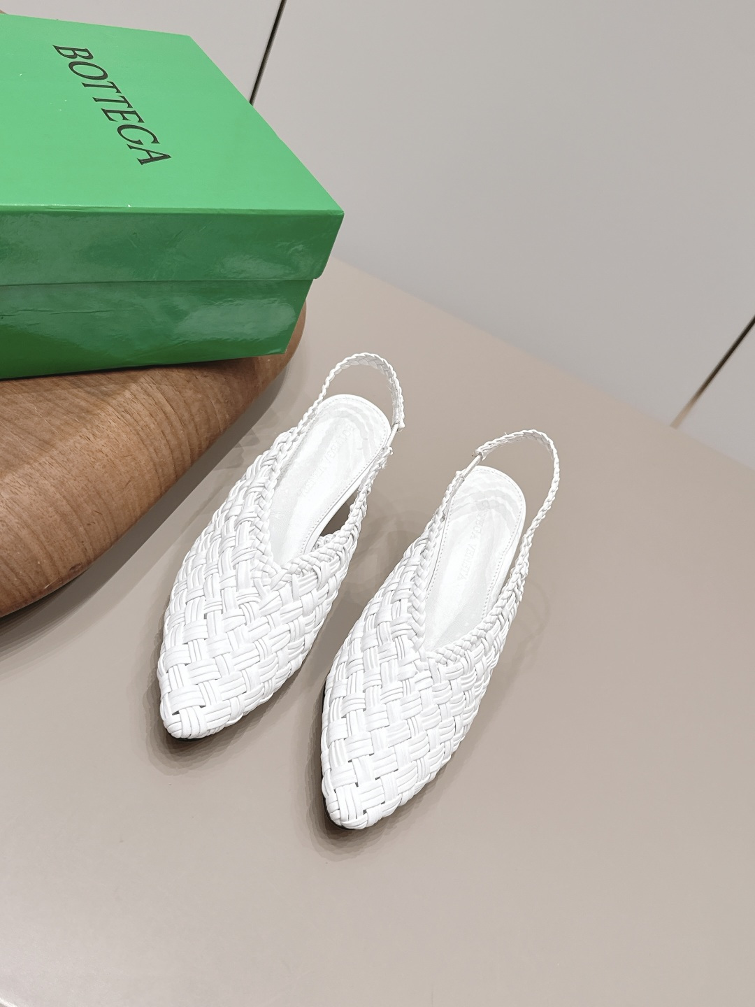 NO:871655,'Exclusive top version' BOTTEG*A VENET*A26 vs the latest popular Loaf shoe series for spring and summer... [Round-toe braided back empty shoes] Frozen fruit lovers are in luck, there are many famous stars on Xiaohongjushu.com!  Super sexy on your feet!  So beautiful!  The upper of this shoe is super high-end!  High-end clothing fairy and girl, simple, fashionable and with a sense of design. Especially high, there is a non-slip rubber pad at the bottom of the heel so that you will not get tired after walking all day. It is practical and textured, especially suitable for office workers. It is soft and soft for water play, comfortable and leisurely... Fabric: Original customized sheepskin/weaving technology. Lining: Original customized sheepskin. Foot: Original customized sheepskin. Outsole: Original customized genuine leather injection molded sole. Heel height: 5.5cm. Packaging: Original complete package. Number of yards:  35-39 (40.41.42. Customization is non-refundable) Color: Official website updated simultaneously, high heels and sandals, bottega veneta, loafers, sandals, high heels, sheepskin19860909《独家顶级版本》  BOTTEG*A VENET*A26vs春夏最新爆款乐福单鞋系列……【圆头编织后空单鞋】  冻果控们有啦福,小红巨书网多红星明上身！脚上超性感！真太的了美！这款的鞋面超有高级感！高级穿着仙又女 简约时髦又有设计感 特别高是鞋跟底有部防滑胶垫走一天也不会累,用实有又质感,别特适合上一班族,软柔水玩,舒休适闲…… 面料: 原版定制羊皮/编织工艺 内里: 原版定制羊皮 垫脚: 原版定制羊皮 大底: 原版定制真皮注塑底 跟高: 5.5cm 包装: 原版全套包装 码数: 35-39（40.41.42.定制不退换） 颜色:官网同步更新,高跟鞋凉鞋,bottega veneta,loafers,sandals,high heels,sheepskin,Women's Shoes