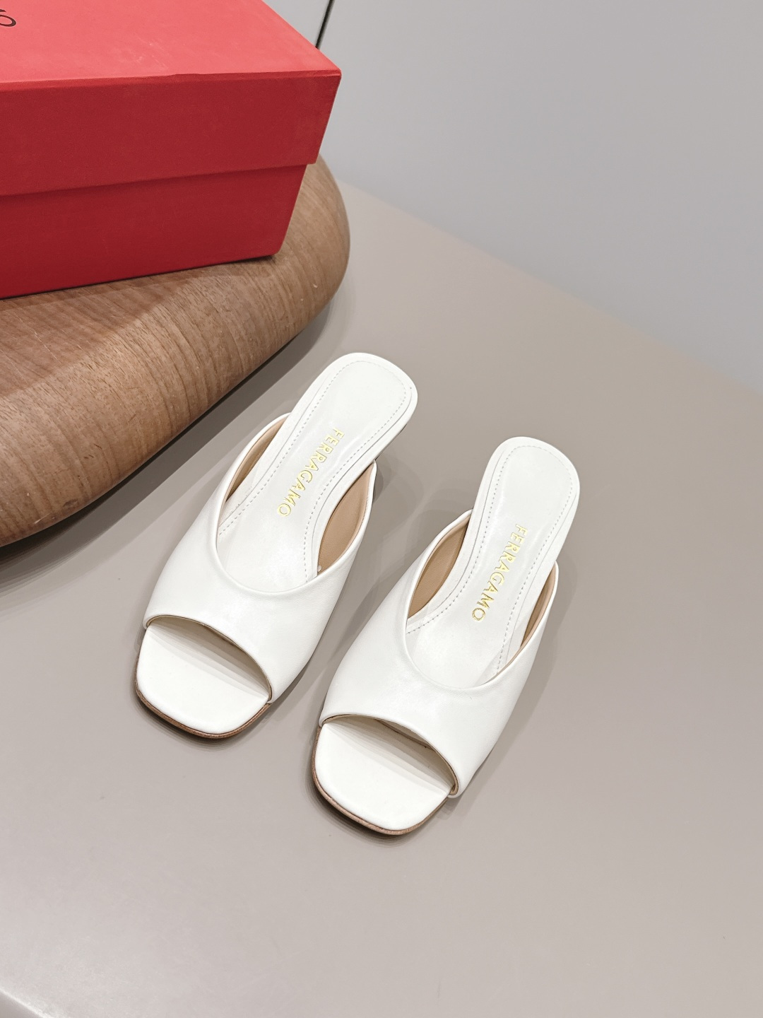 NO:871615,'Exclusive Top Version' FERRAGAMO~26vs the latest popular sandal series for spring and summer... [Round toe mid-heel sandals] are really beautiful!  A new niche brand, every color is beautiful, every pair is handmade, the upper is full of flowers, and has the beauty of blooming flowers. Every color has a unique outfit, and every style is exclusive to everyone!  Beauty is different, that's how the world should be!  It’s super comfortable on your feet!  !  The fit is also very friendly!  Original custom-made sheepskin upper, original custom-made sheepskin lining, original custom-made leather outsole, heel height 5.5cm, size 35-39 (40.41.42. Customization is non-refundable). Colors are updated simultaneously on the official website, high heels and slippers, ferragamo, sandals, high heels, slippers, sheepskin.19860909《独家顶级版本》 FERRAGAMO～26vs春夏最新爆款凉鞋系列…【圆头中跟凉拖】 真的的美死了！新款小众品牌,每一个颜色都很好看 每一双都是手工制作,鞋面繁花,有繁花似锦的美意 每一个颜色都有独特的穿搭,搭配出的每种风格,都是每个人的专属！ 美丽各有不同,世界本该如此！上脚超级舒适的哦！！版型也很友好！ 鞋面原版定制羊皮 内里原版定制羊皮 大底原版定制真皮底 跟高5.5cm 码数35-39（40.41.42.定制不退换） 颜色官网同步更新,高跟鞋拖鞋,ferragamo,sandals,high heels,slippers,sheepskin,Women's Shoes