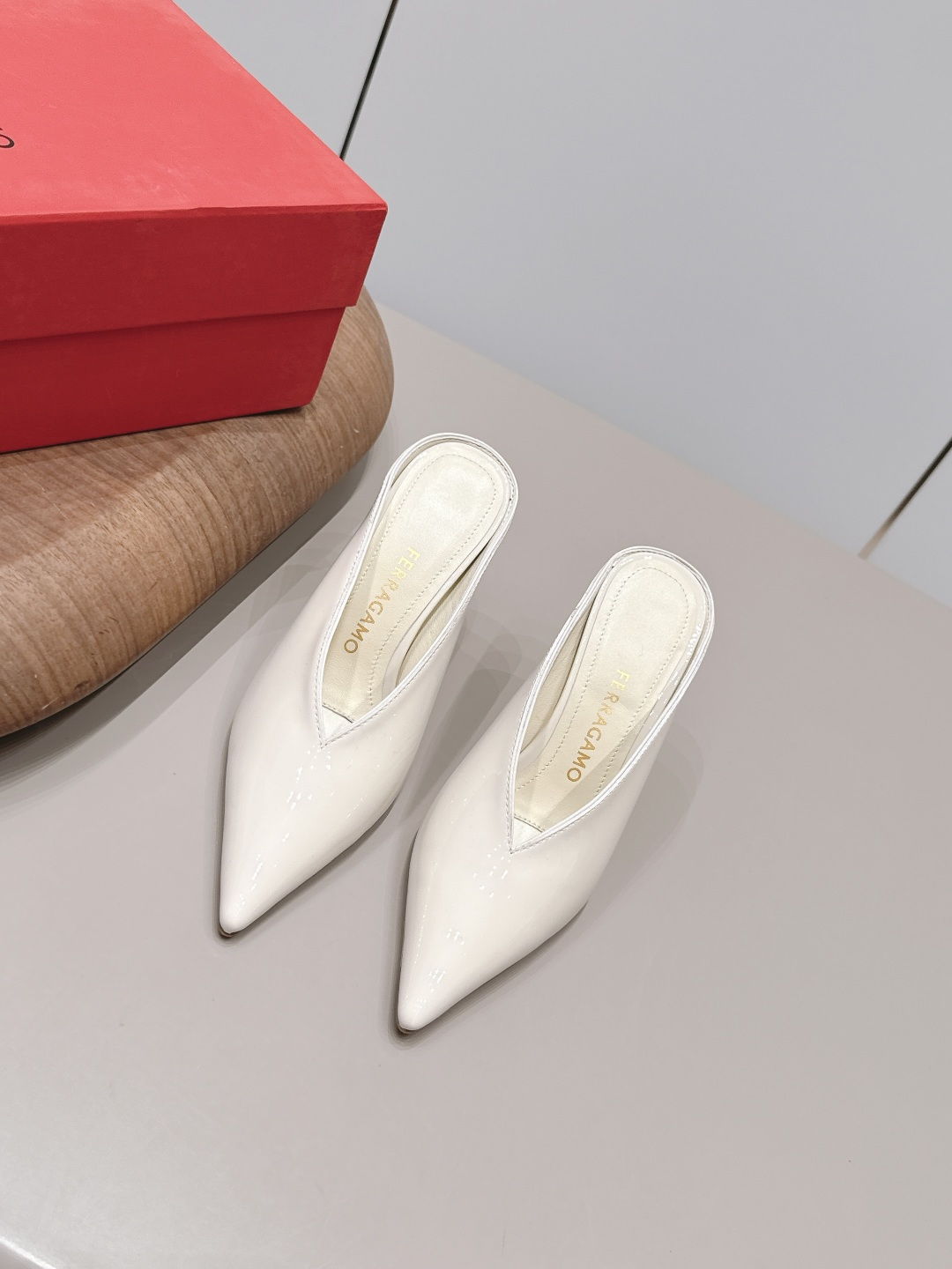 NO:871645,'Exclusive top version' FERRAGAMO~26vs the latest popular shoe series for spring and summer... [Pointed toe half slippers] are really beautiful!  A new niche brand, every color is beautiful, every pair is handmade, the upper is full of flowers, and has the beauty of blooming flowers. Every color has a unique outfit, and every style is exclusive to everyone!  Beauty is different, that's how the world should be!  It’s super comfortable on your feet!  !  The fit is also very friendly!  Original custom-made patent leather upper, original custom-made sheepskin lining, original custom-made leather outsole, heel height 9.5cm, size 35-39 (40.41.42. Customization is non-refundable). Colors are updated simultaneously on the official website, semi-drag high heels, ferragamo, high heels, sheepskin19860909《独家顶级版本》 FERRAGAMO～26vs春夏最新爆款单鞋系列…【尖头半拖单鞋】 真的的美死了！新款小众品牌,每一个颜色都很好看 每一双都是手工制作,鞋面繁花,有繁花似锦的美意 每一个颜色都有独特的穿搭,搭配出的每种风格,都是每个人的专属！ 美丽各有不同,世界本该如此！上脚超级舒适的哦！！版型也很友好！ 鞋面原版定制漆皮 内里原版定制羊皮 大底原版定制真皮底 跟高9.5cm 码数35-39（40.41.42.定制不退换） 颜色官网同步更新,半拖高跟鞋,ferragamo,high heels,sheepskin,Women's Shoes