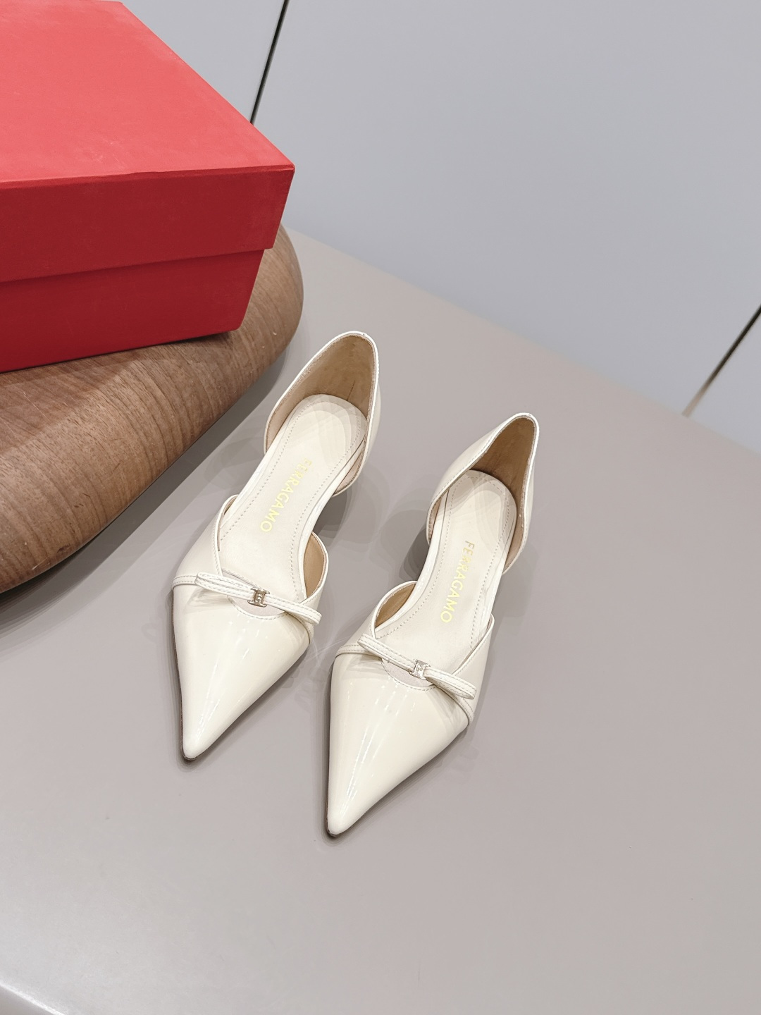 NO:871635,'Exclusive top version' FERRAGAMO~26vs the latest popular shoe series for spring and summer... [Pointed toe hollow shoes] are really beautiful!  A new niche brand, every color is beautiful, every pair is handmade, the upper is full of flowers, and has the beauty of blooming flowers. Every color has a unique outfit, and every style is exclusive to everyone!  Beauty is different, that's how the world should be!  It’s super comfortable on your feet!  !  The fit is also very friendly!  Original custom-made patent leather upper, original custom-made sheepskin lining, original custom-made leather outsole, heel height 3.5cm, size 35-39 (40.41.42. Customization is non-returnable). Colors are updated simultaneously on the official website, high-heeled shoes, ferragamo, high heels, sheepskin19860909《独家顶级版本》 FERRAGAMO～26vs春夏最新爆款单鞋系列…【尖头中空单鞋】 真的的美死了！新款小众品牌,每一个颜色都很好看 每一双都是手工制作,鞋面繁花,有繁花似锦的美意 每一个颜色都有独特的穿搭,搭配出的每种风格,都是每个人的专属！ 美丽各有不同,世界本该如此！上脚超级舒适的哦！！版型也很友好！ 鞋面原版定制漆皮 内里原版定制羊皮 大底原版定制真皮底 跟高3.5cm 码数35-39（40.41.42.定制不退换） 颜色官网同步更新,高跟鞋单鞋,ferragamo,high heels,sheepskin,Women's Shoes