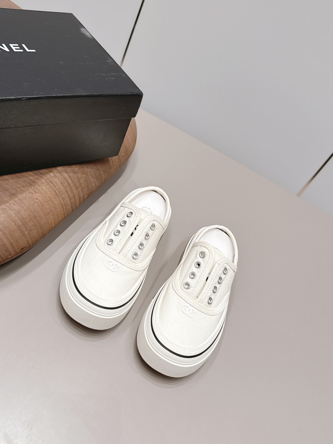 NO:871553,: 'Exclusive top version' Xiaoxiang C's 2026 vs early spring latest hot casual series... [Round-toe canvas thick-soled casual shoes] Fairy style, the latest color matching is amazing, irresistible, the latest biscuit shoes are currently super popular colorful casual shoes, the Internet celebrity Xiaohongshu is crazy about hot recommendations, and the silly and cute style brings a bit of retro flavor!  Special shape, very recognizable, slim and long legs, absolutely powerful, very comfortable to wear, good appearance, comfortable, and heightening. I must recommend it to everyone, the main feature of this year's series, minimalist style... Fabric: Original customized military canvas Lining: Original customized fine-grain woven fabric Foot: Original customized sheepskin Outsole: Original open-molded TPU molded bottom Code number: 35-39 (40. Customization is not returnable)  Packaging: original full set of packaging Color: official website updated simultaneously, casual shoes/sneakers and half slippers, chanel, sneakers, sheepskin19860909: 《独家顶级版本》  小香C家2026vs早春最新火爆休闲系列…【圆头帆布厚底休闲鞋】  仙女款,最新的拼色绝了,无法抗拒,最新饼干鞋目前超级流行的彩色休闲鞋,网红明星小红书狂追热推 发售蠢萌可爱的造型带了点复古味！ 造型特殊,很有辨识度, 显瘦显腿长,绝对实力派,穿上也很舒服,高颜值 舒适,增高 一定要推荐给大家,今年系列的主打, 极简的风格…… 面料: 原版定制军工帆布 内里: 原版定制细纹织布 垫脚: 原版定制羊皮 大底: 原版开模TPU成型底 码数: 35-39（40.定制不退换） 包装:原版全套包装 颜色:官网同步更新,休闲鞋/运动鞋半拖,chanel,sneakers,sheepskin,Women's Shoes