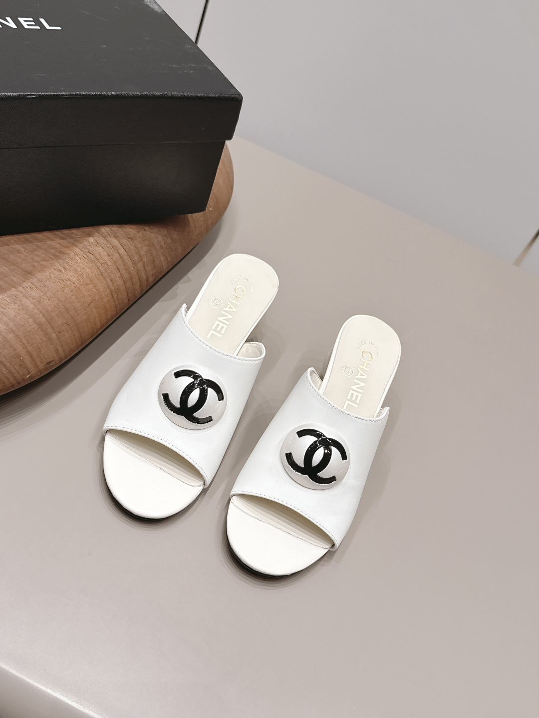 NO:871541,: 'Exclusive top version' CHANE* Xiaoxiang 26 vs the latest fashion sandals series in the spring and summer counters... [Round-toe pearl heel sandals] Ms. Chanel loves simple and irresistible styles. The combination shows a unique dressing style, free mix and match to shine in place and follow the fashionable pace of Grandma Tongxiang!  !  !  The top-notch craftsmanship and texture are perfectly presented. No matter any details, you can compare them with the counters. You can enter and exit the counters at will with the best quality products!  !  Fabric: Original customized sheepskin Lining: Original customized sheepskin Foot pads: Original customized sheepskin Outsole: Original customized leather sole Heel height: 5cm Size: 35-39 (40.41. Customization is non-refundable) Packaging: Original full set of packaging Color: Official website updated simultaneously, slippers, chanel, chanel, sandals, slippers, sheepskin19860909: 《独家顶级版本》 CHANE*小香26vs春夏专柜最新时装凉鞋系列……【圆头珍珠跟凉拖】 香奈儿女士钟爱简约又难以抗拒系 搭配展现与众不同的穿搭风格、自由混搭闪耀到位跟紧香奶奶时尚步伐！！！ 顶级工艺质感完美呈现,无论任何细节均可对比专柜,最好级别的顶级货,随意进出专柜！！ 面料: 原版定制羊皮 内里: 原版定制羊皮 垫脚: 原版定制羊皮 大底: 原版定制真皮底 跟高: 5cm 码数: 35-39（40.41.定制不退换） 包装: 原版全套包装 颜色:官网同步更新,拖鞋,chanel,chanel,sandals,slippers,sheepskin,Women's Shoes