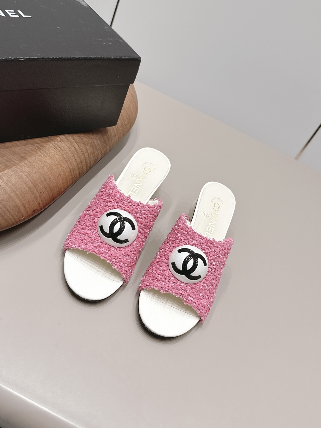 NO:871546,: 'Exclusive top version' CHANE* Xiaoxiang 26 vs the latest fashion sandals series in the spring and summer counters... [Round-toe pearl heel sandals] Ms. Chanel loves simple and irresistible styles. The combination shows a unique dressing style, free mix and match to shine in place and follow the fashionable pace of Grandma Tongxiang!  !  !  The top-notch craftsmanship and texture are perfectly presented. No matter any details, you can compare them with the counters. You can enter and exit the counters at will with the best quality products!  !  Fabric: Original custom fabric Lining: Original custom sheepskin Foot pads: Original custom sheepskin Outsole: Original custom leather sole Heel height: 5cm Size: 35-39 (40.41. Customization is non-refundable) Packaging: Original full set of packaging Color: Official website updated simultaneously, slippers, chanel, chanel, sandals, slippers, sheepskin19860909: 《独家顶级版本》 CHANE*小香26vs春夏专柜最新时装凉鞋系列……【圆头珍珠跟凉拖】 香奈儿女士钟爱简约又难以抗拒系 搭配展现与众不同的穿搭风格、自由混搭闪耀到位跟紧香奶奶时尚步伐！！！ 顶级工艺质感完美呈现,无论任何细节均可对比专柜,最好级别的顶级货,随意进出专柜！！ 面料: 原版定制织布 内里: 原版定制羊皮 垫脚: 原版定制羊皮 大底: 原版定制真皮底 跟高: 5cm 码数: 35-39（40.41.定制不退换） 包装: 原版全套包装 颜色:官网同步更新,拖鞋,chanel,chanel,sandals,slippers,sheepskin,Women's Shoes