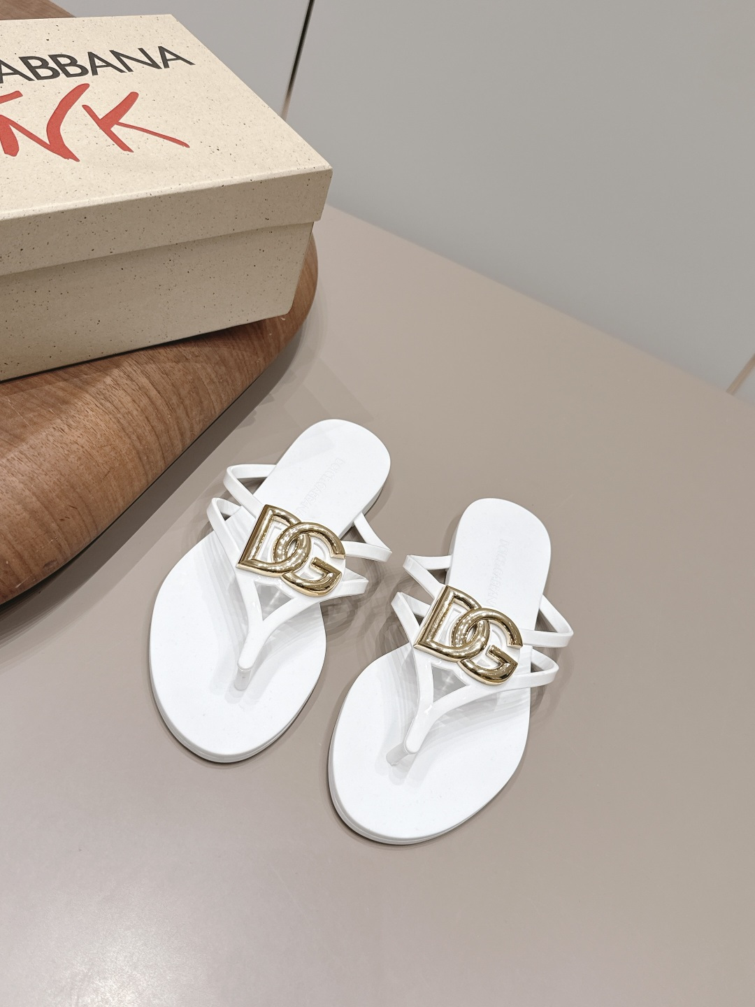NO:871576,'Exclusive top version' DOLCE & GABBANA 26vs spring and summer fashion sandals series... [Round toe thong sandals] Original 1:1 customization, this year's most fashionable and popular retro British style, simple and elegant, all styles are good-looking, very comfortable, fashionable and versatile... Original molded TPU/buckle lining Original molded TPU Foot pads Original molded TPU outsole Original molded TPU molded sole Heel height 1.0cm  Size 36-40 (41.42 customized, non-returnable) Original full set of packaging Color official website updated simultaneously, split-toe shoes, Dolce&Gabbana, Dolce&Gabbana, sandals19860909《独家顶级版本》 DOLCE & GABBANA 杜嘉班纳 26vs春夏时装凉鞋系列…【圆头夹趾凉拖】 原版1:1定制,今年最潮最流行复古英伦风,简约大气,款款都好看,非常舒适,时尚百搭…… 鞋面原版开模TPU/彪扣 内里原版开模TPU 垫脚原版开模TPU 大底原版开模TPU成型底 跟高1.0cm 码数36-40（41.42定制不退换） 包装原版全套包装 颜色官网同步更新,分趾鞋,Dolce&Gabbana,Dolce&Gabbana,sandals,Women's Shoes